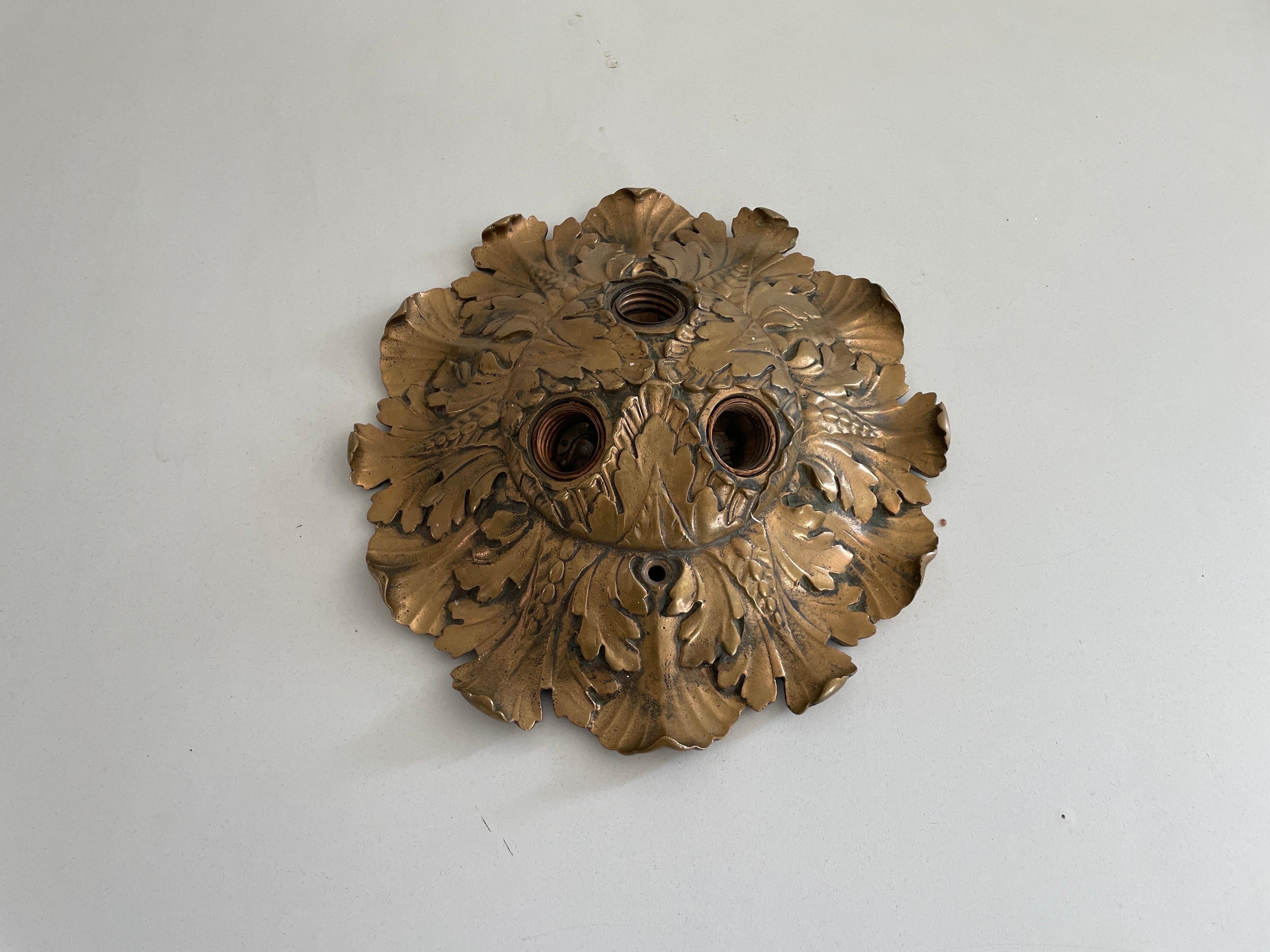 Lampada da soffitto o da parete a 3 prese in bronzo, anni '60, Germania

Il paralume è in ottime condizioni vintage.

Questa lampada funziona con  3x lampadine E27. 
Cablato e adatto all'uso con 220V e 110V per tutti i paesi.

Misure:
Altezza: 7