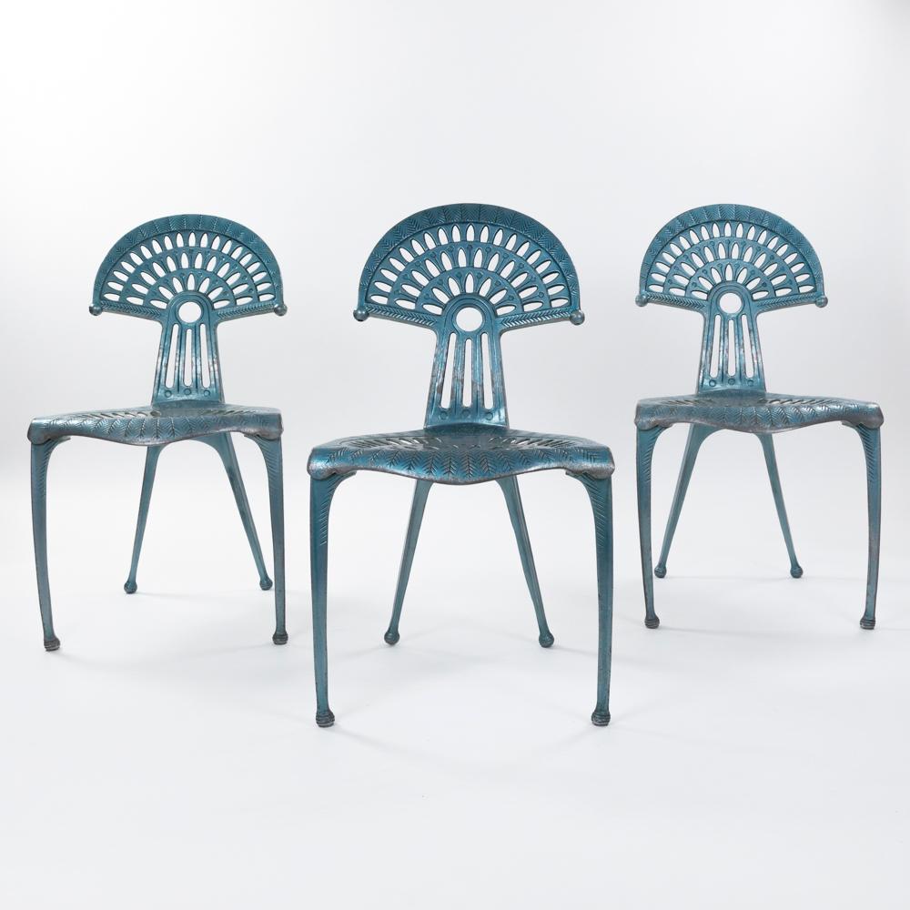 
Ensemble de 3 chaises sculpturales exceptionnelles en fonte d'aluminium avec des décorations naturalistes stylisées et une forte personnalité. 
personnage de design, signé par Oscar Tusquets Blanca - estampillé au verso.
Dossier légèrement incliné