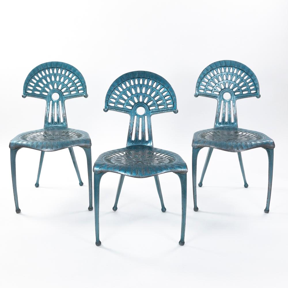 
Ensemble de 3 chaises sculpturales exceptionnelles en fonte d'aluminium avec des décorations naturalistes stylisées et une forte personnalité. 
personnage de design, signé par Oscar Tusquets Blanca - estampillé au verso.
Dossier légèrement incliné