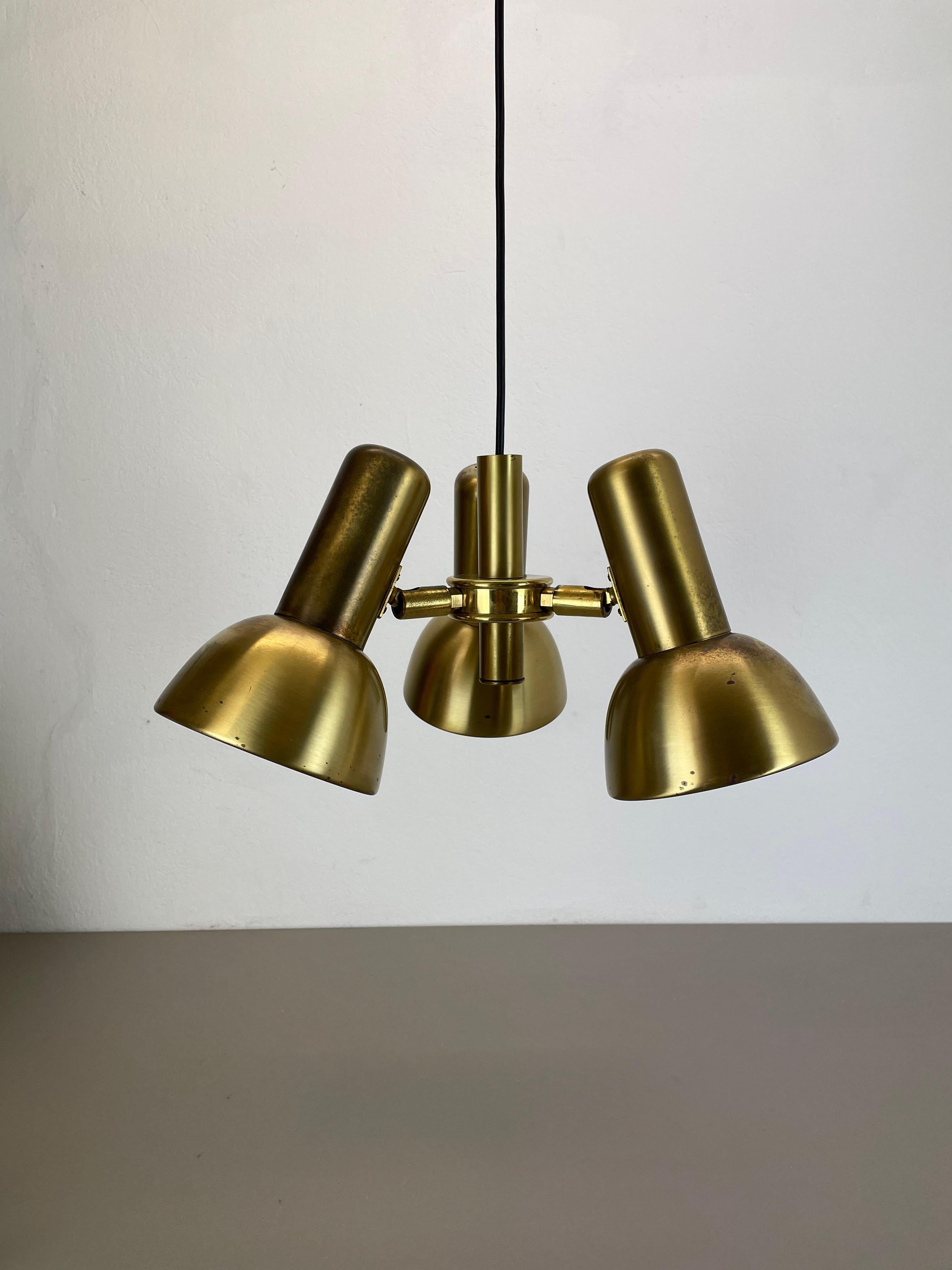 Article:

Hanging light with 3 light spots


Producer:

OMI Lighting, Germany


Design:

in style of Koch & Lowy



Origin:

Germany



Age:

1970s





Original 1970s modernist German pendant Light made of glass and