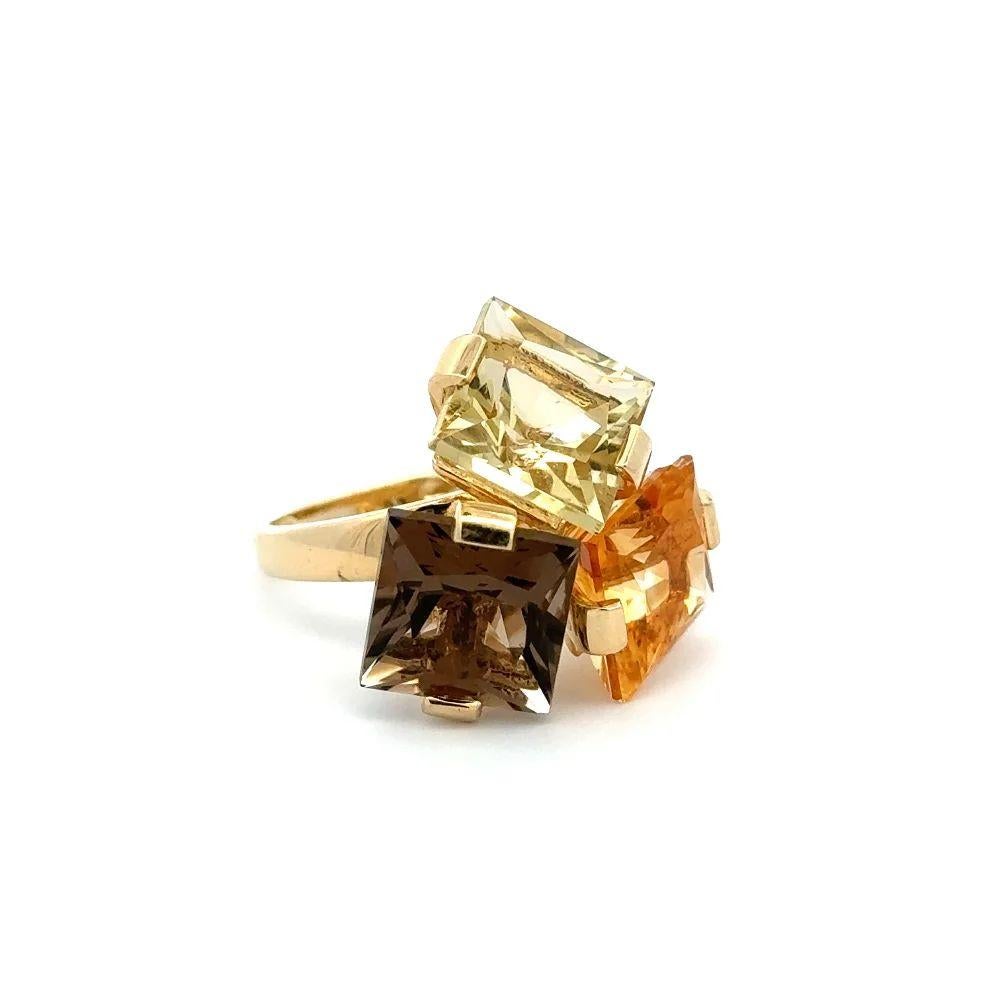 Semplicemente bello! Anello moderno in oro con citrino e quarzo. Incastonato saldamente a mano con 3 gemme quadrate di citrino e quarzo, per un peso di circa 15tcw. Montaggio artigianale in oro giallo 14 carati. Anello misura 6, offriamo la
