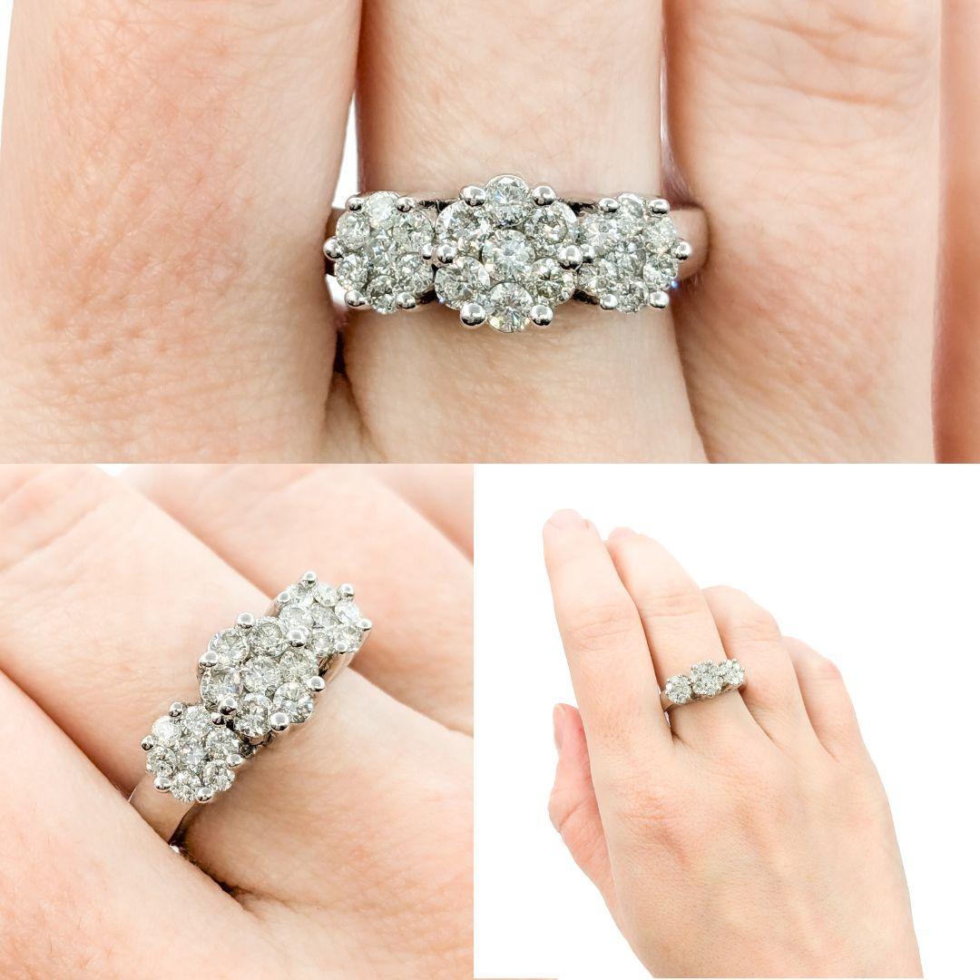 3 Stationen Illusion gefasster Diamantring aus Weißgold

Wir stellen Ihnen diesen wunderschönen Diamant-Cocktailring vor, der aus 14 Karat Weißgold gefertigt ist. Der Ring ist mit Diamanten von 0,86 ct in einer dreistufigen Illusionsfassung besetzt,