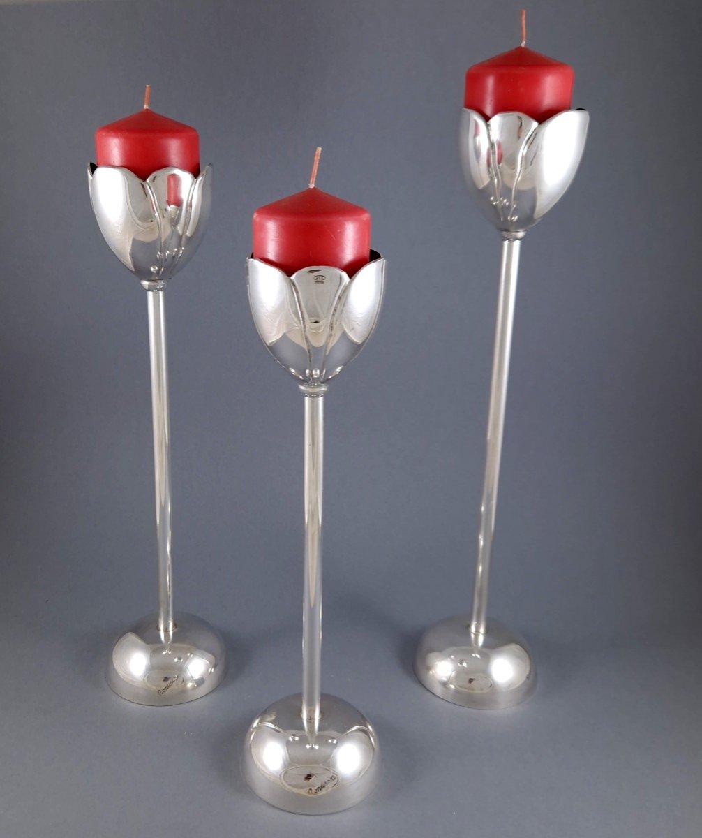 Juego de tres candelabros que representan tulipanes en plata de ley
Obra italiana de los años 70
Sello de plata 925
Altura: 24,8 cm, 28 cm y 30,5 cm
Diámetro: 5.8 cm
Peso bruto: 1070 gramos