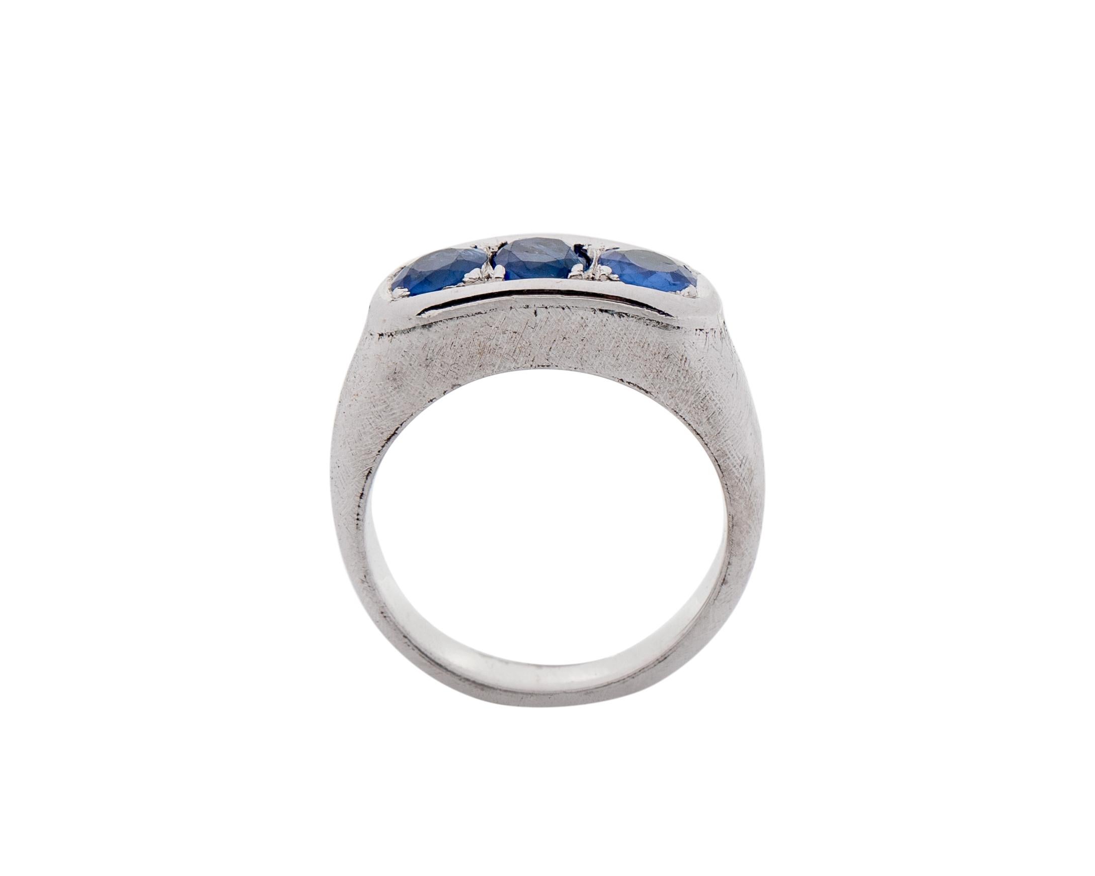 Women's or Men's 3 Stone 1.3 Carat Total Sapphire Ring, 14 Karat Gold For Sale