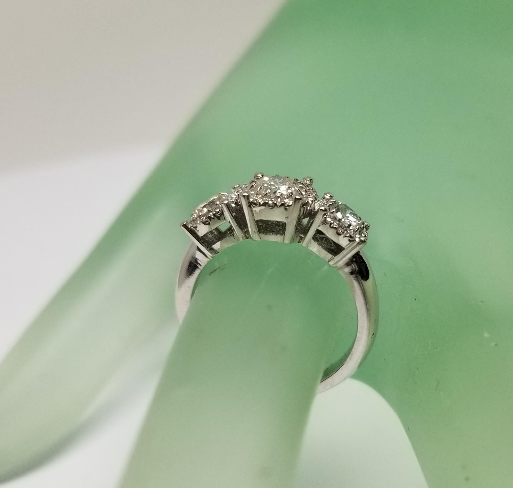 3-Stein 14 Karat Diamant-Halo-Ring Gesamtgewicht 1,14 Karat im Angebot 1
