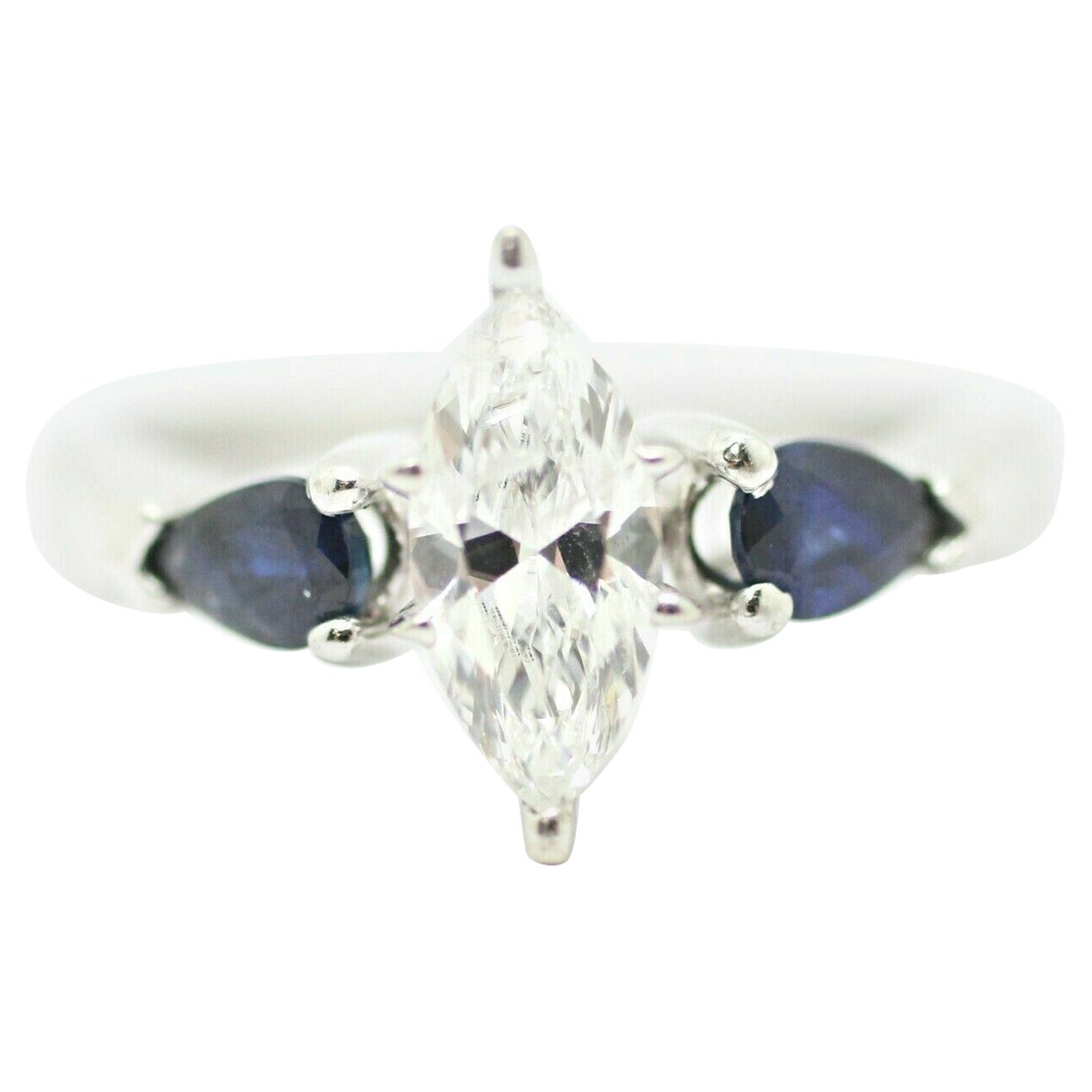 Diamante taglio marquise a 3 pietre in oro bianco 14k con zaffiro blu ai lati in vendita