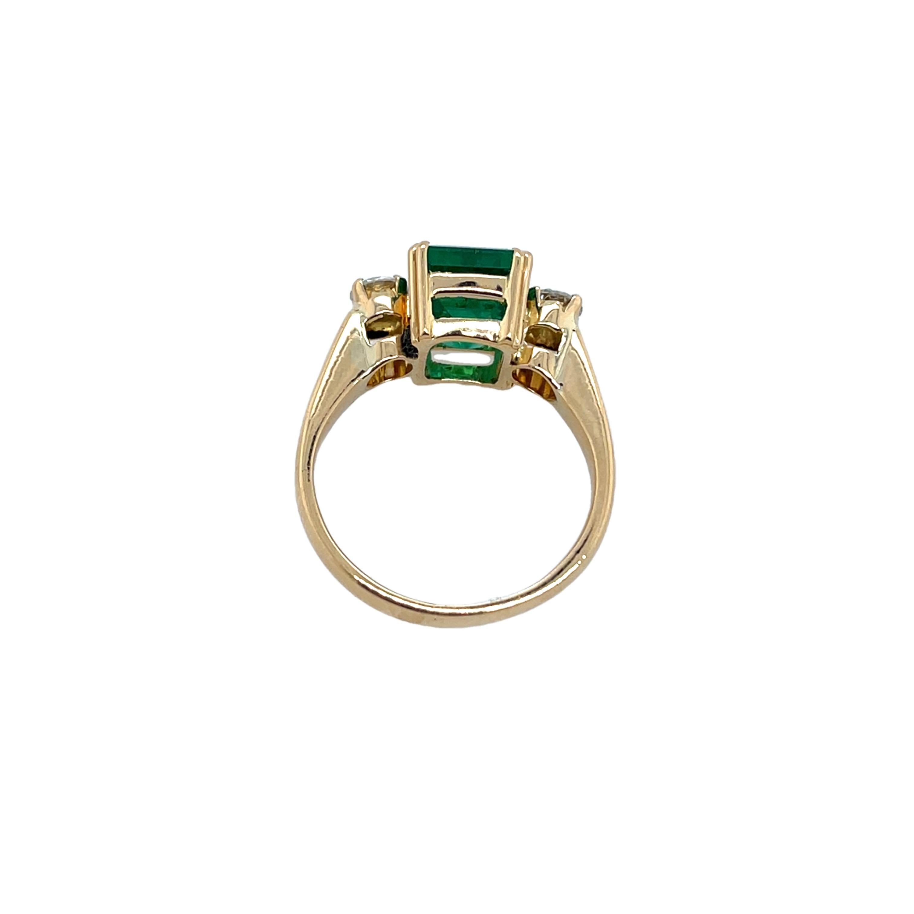 3 Stein 2,20 Karat Smaragd und Diamantring, gefasst in 18 Karat Gelbgold (Smaragdschliff)
