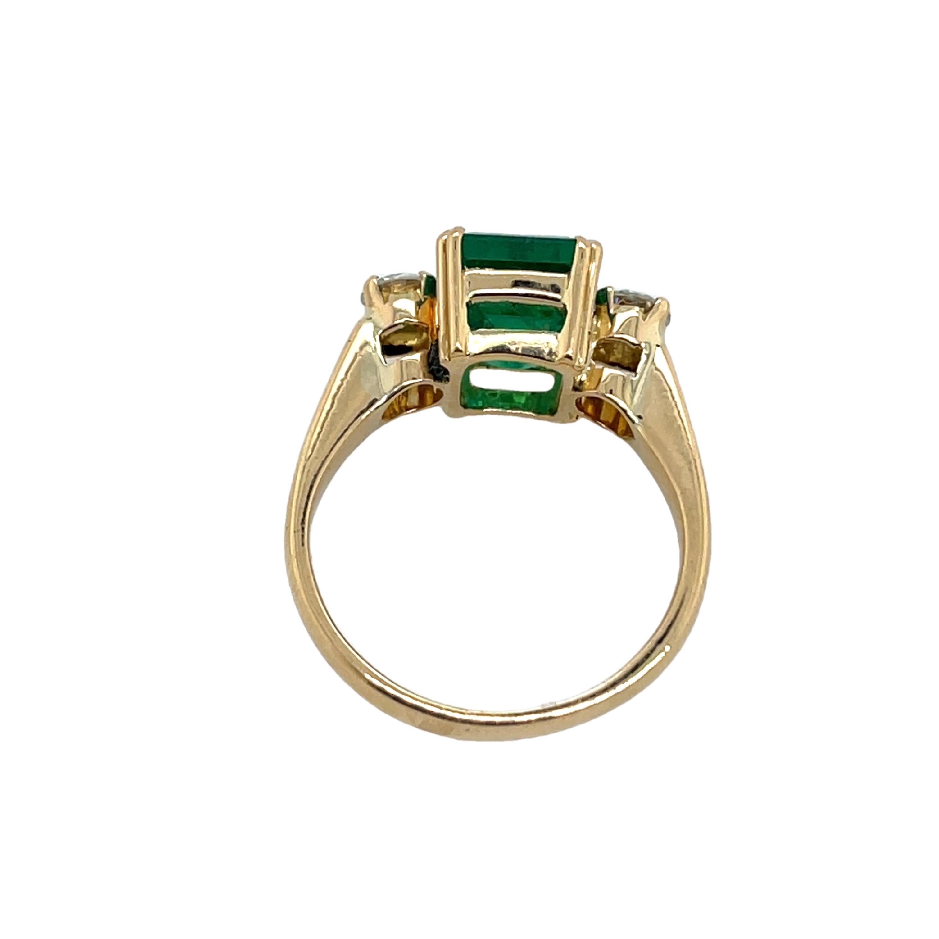 3 Stein 2,20 Karat Smaragd und Diamantring, gefasst in 18 Karat Gelbgold im Zustand „Hervorragend“ in London, GB