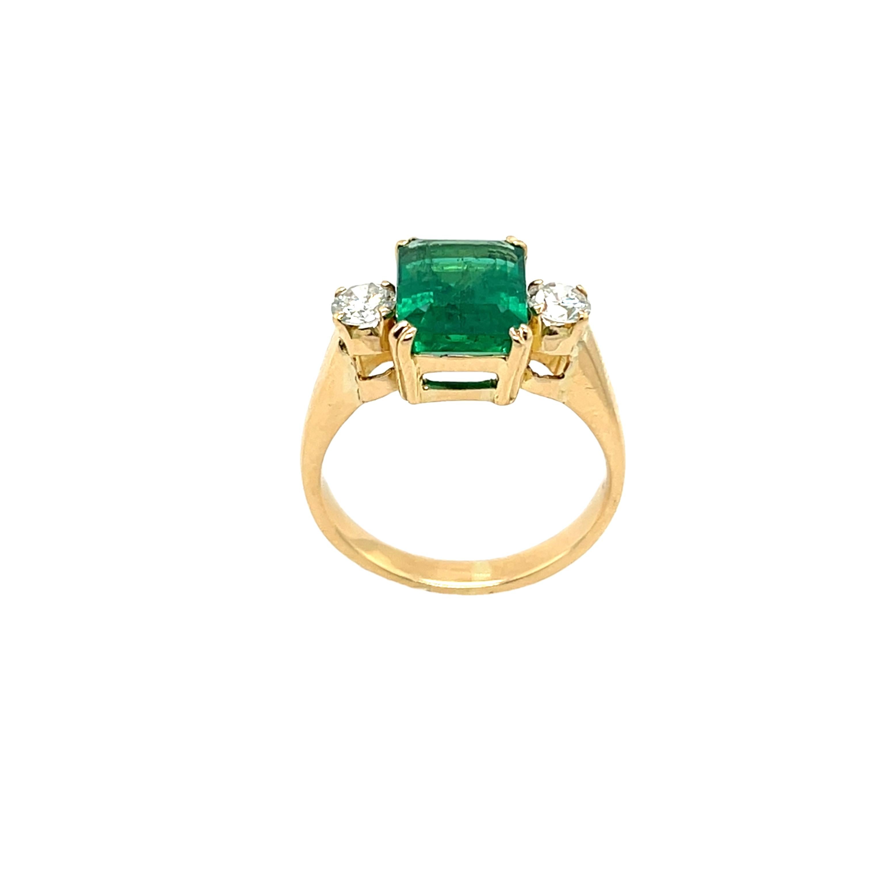 3 Stein 2,20 Karat Smaragd und Diamantring, gefasst in 18 Karat Gelbgold 1