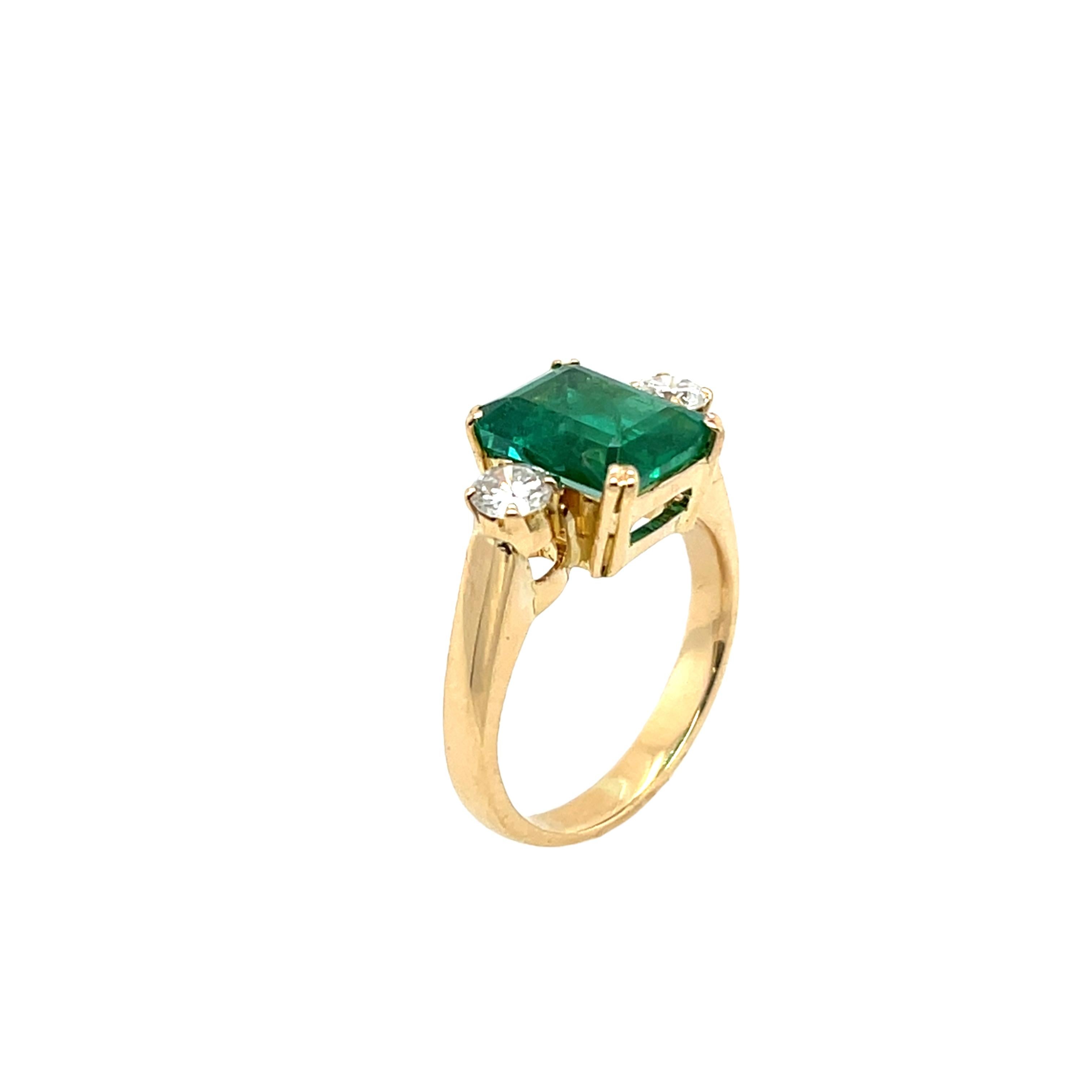 3 Stein 2,20 Karat Smaragd und Diamantring, gefasst in 18 Karat Gelbgold 2