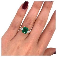 3 Stein 2,20 Karat Smaragd und Diamantring, gefasst in 18 Karat Gelbgold