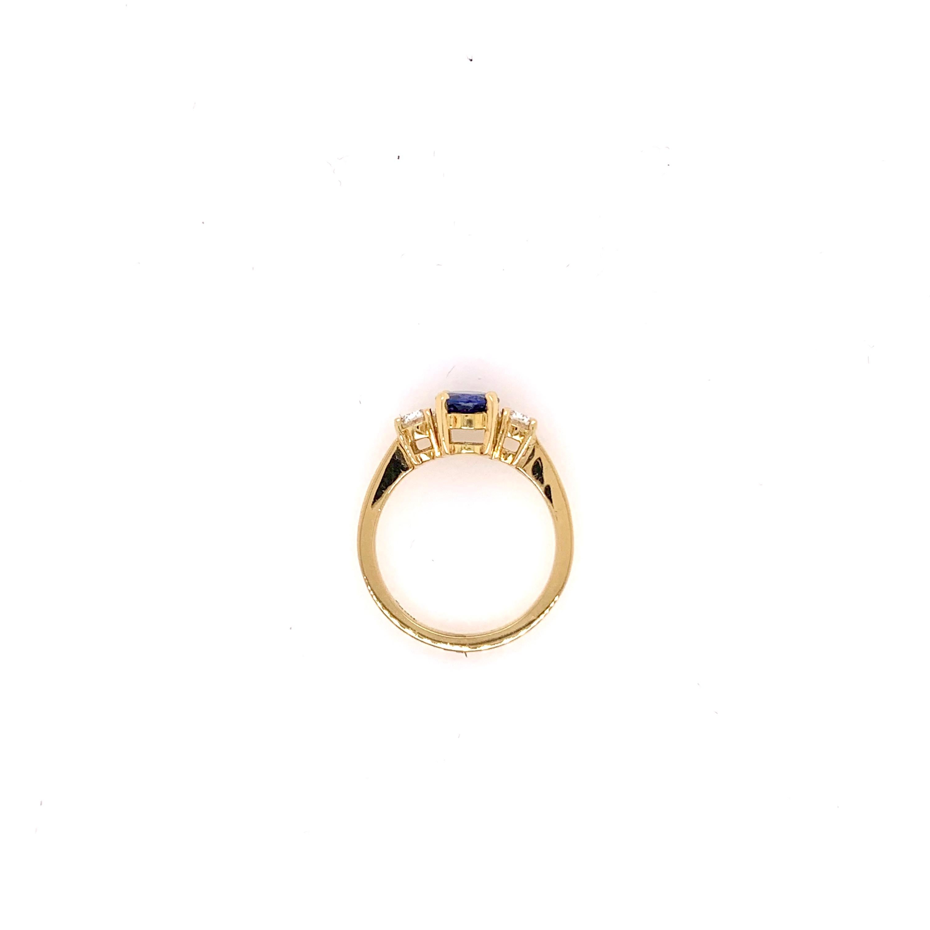 3-Stein-Blauer Saphir und Diamant-Ring aus 18 Karat Gelbgold (Zeitgenössisch)