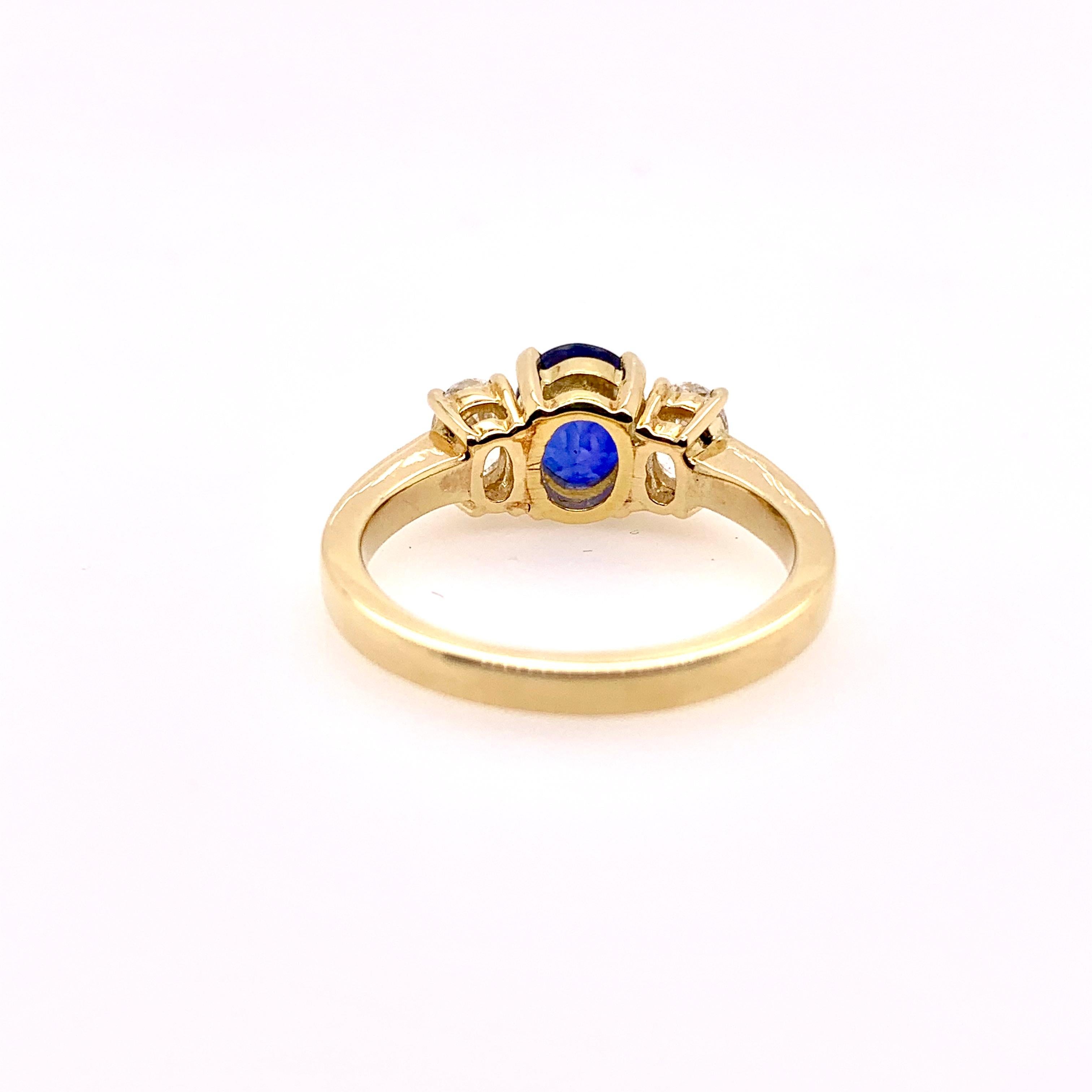 3-Stein-Blauer Saphir und Diamant-Ring aus 18 Karat Gelbgold (Ovalschliff)