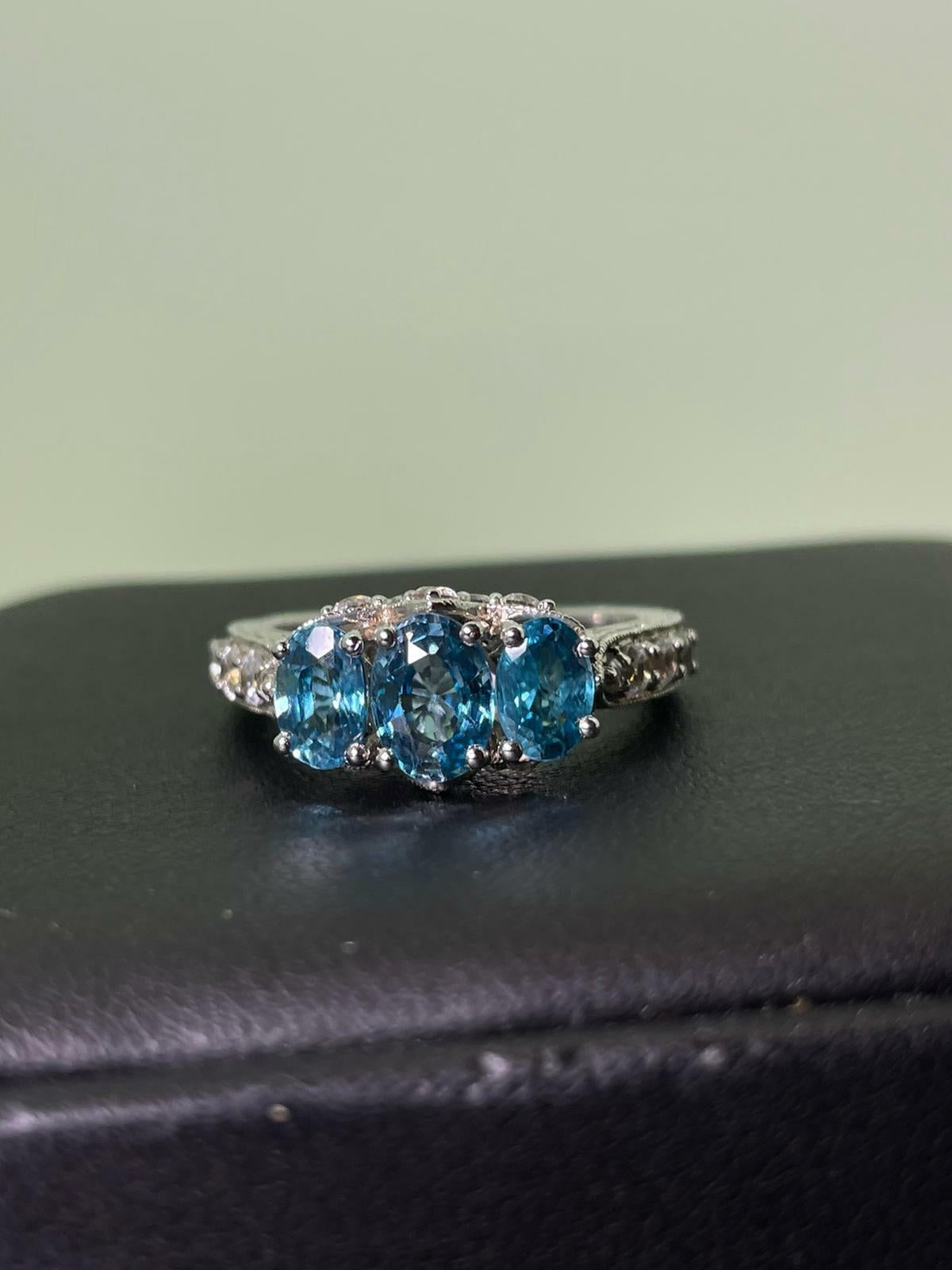 3-Stone Blue Topaz & CZ Vintage 1980's Ring in 925 Sterling Silver In Excellent Condition For Sale In MELBOURNE, AU