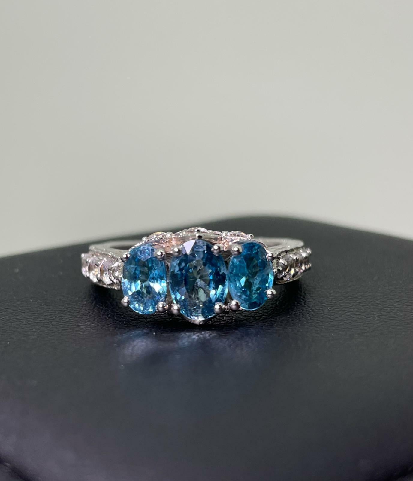 3-Stone Blue Topaz & CZ Vintage 1980's Ring in 925 Sterling Silver For Sale 1