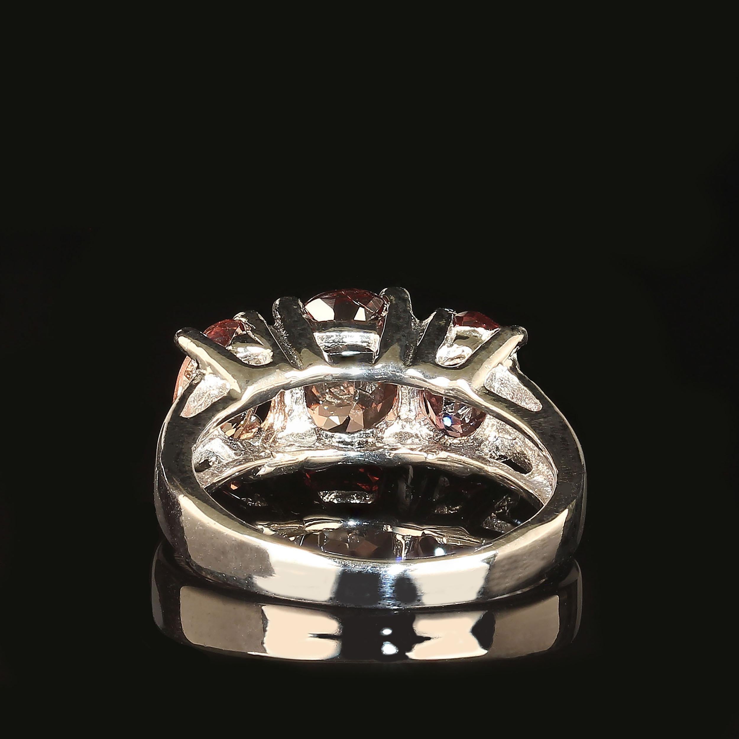 3 Stein Farbe Shift Granat Ring in 14K Weißgold Fassung  Januar Geburtsstein (Ovalschliff) im Angebot
