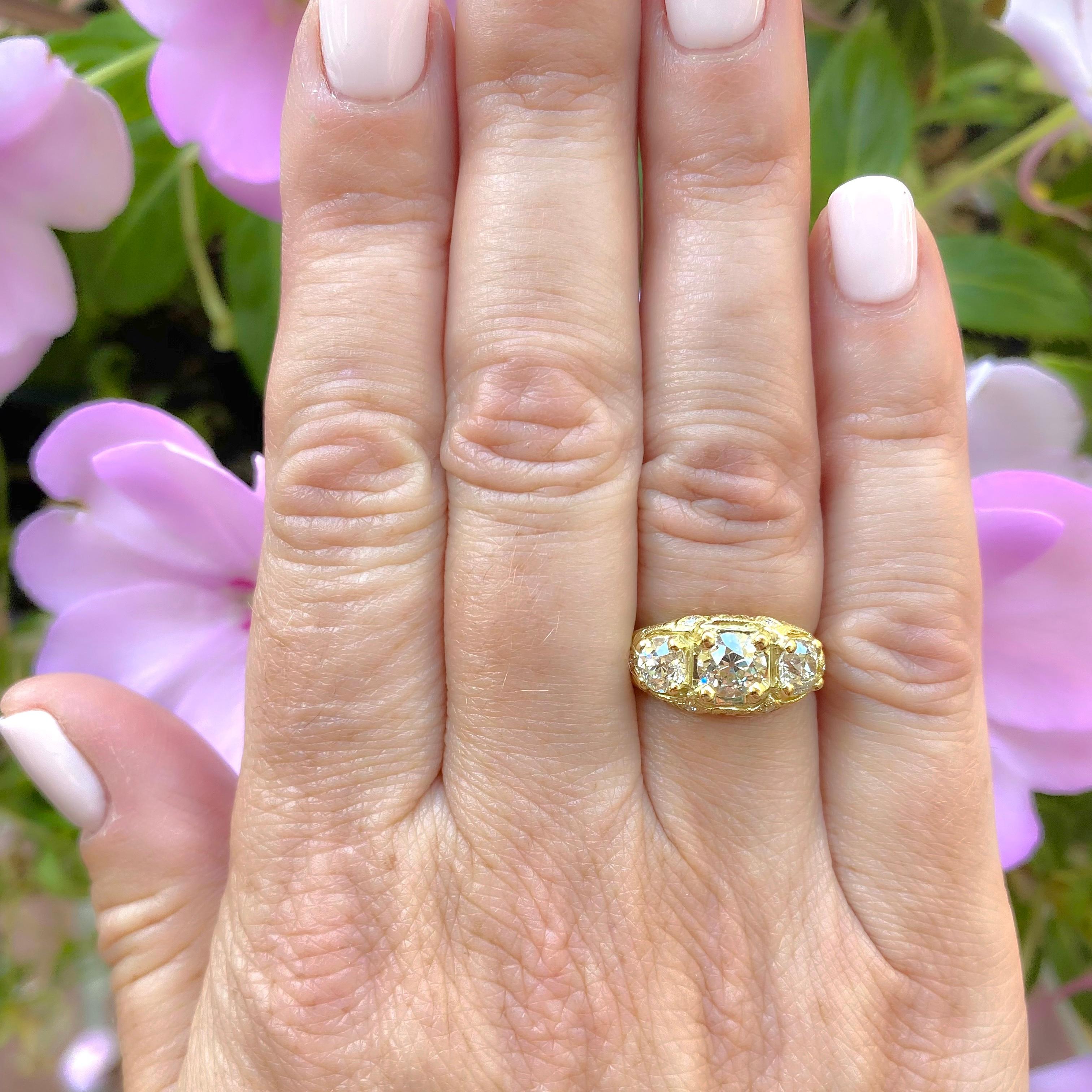 3-Stone Diamond & 18k Gold Ring For Sale 1