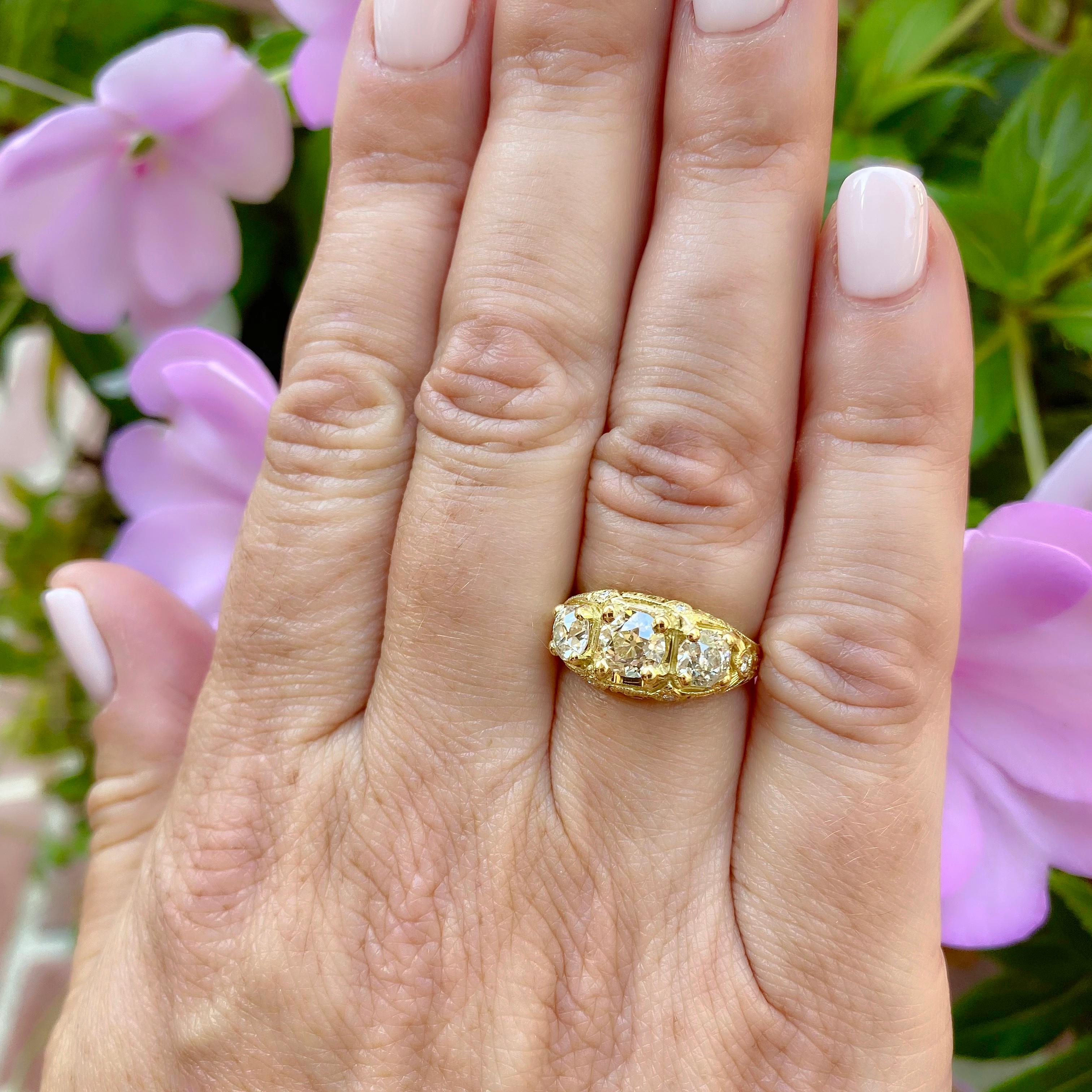 3-Stone Diamond & 18k Gold Ring For Sale 3