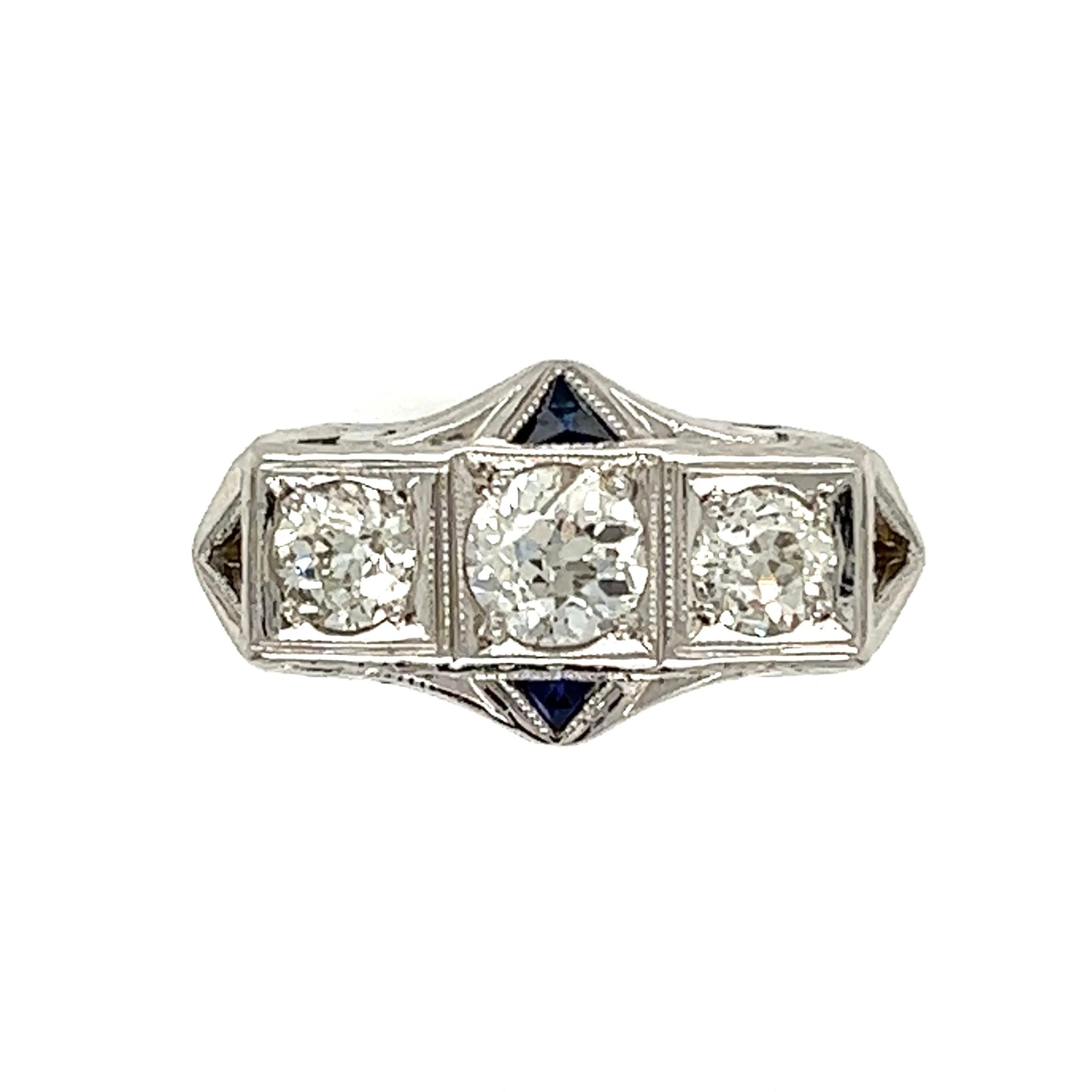 3-Stone Diamond Art Deco Revival Gold Ring  In Excellent Condition For Sale In Montreal, QC