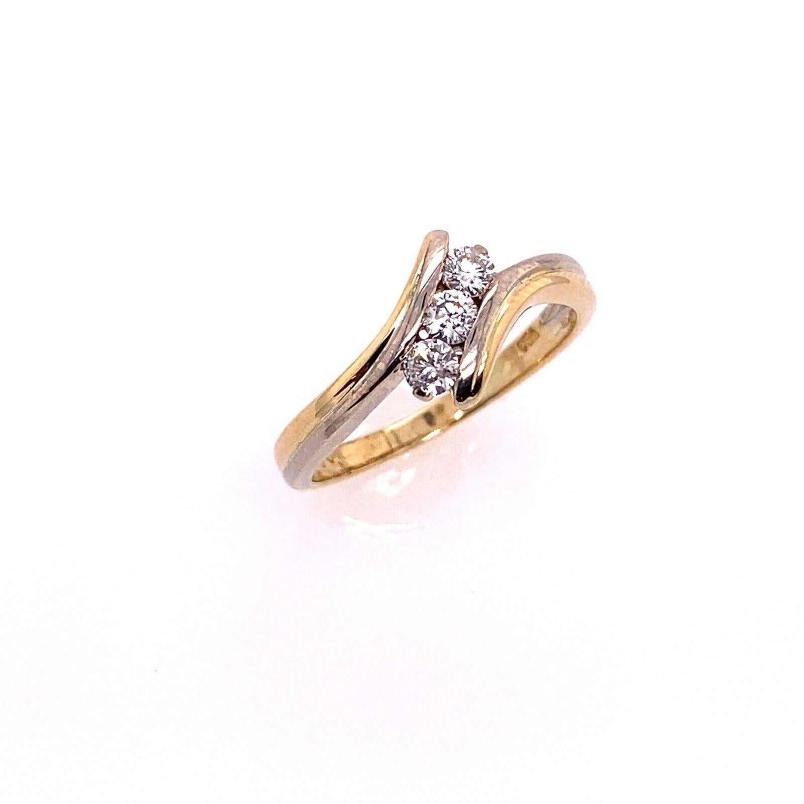 Dieser elegante Crossover-Ring mit 3 Steinen ist in 18-karätigem Gelbgold gefasst und hat insgesamt 0,25ct Diamanten.

Zusätzliche Informationen:
Gesamtgewicht der Diamanten: 0,25ct
Farbe des Diamanten: G/H
Diamant Reinheit: Si2
Breite des Bandes: 2