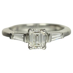 3-Stein Diamant Verlobungsring - 0.84ct Smaragdschliff & Baguetten Platin
