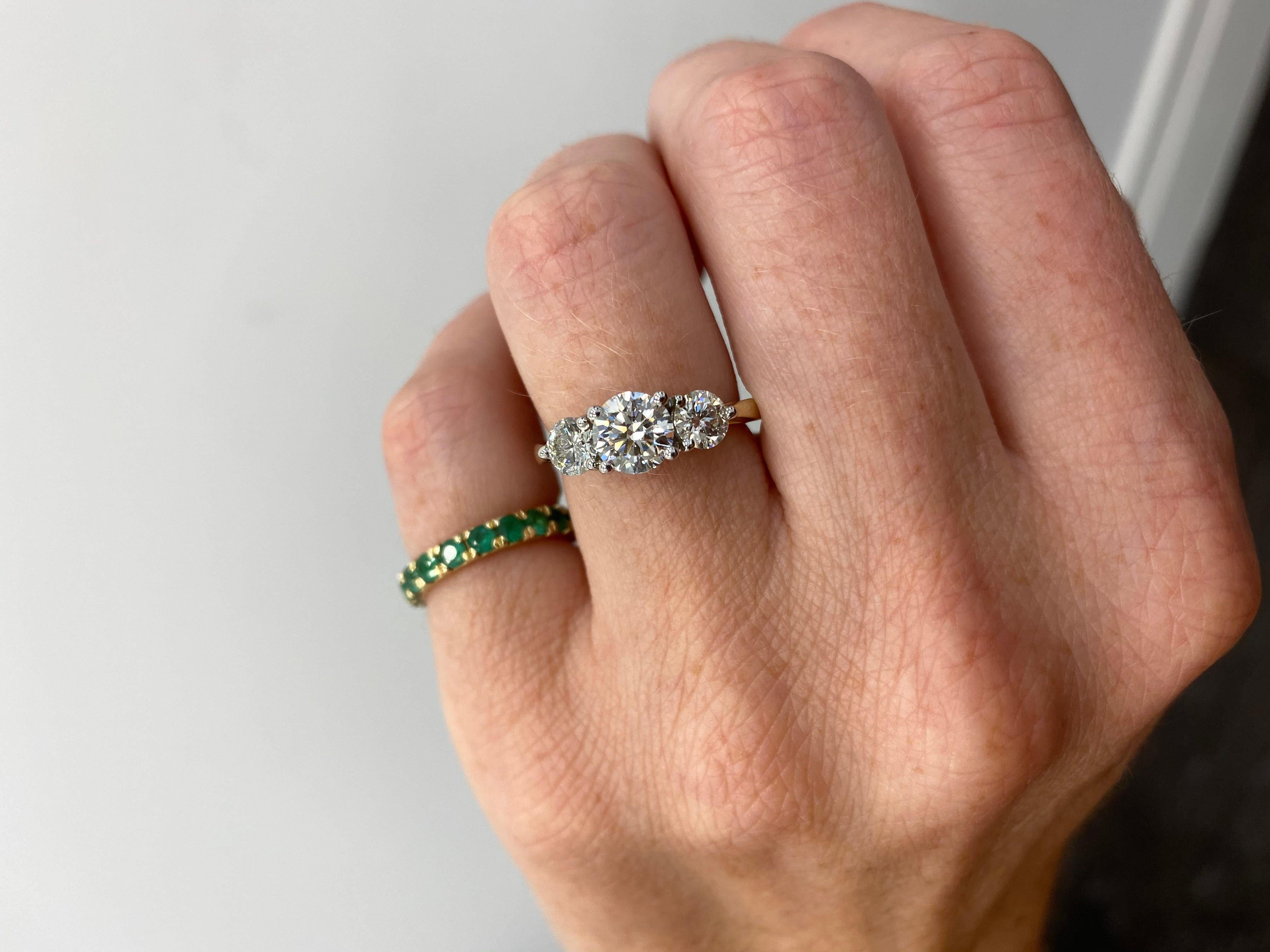 En venta: Anillo de compromiso de diamantes con 3 piedras Oro amarillo blanco 14k  2
