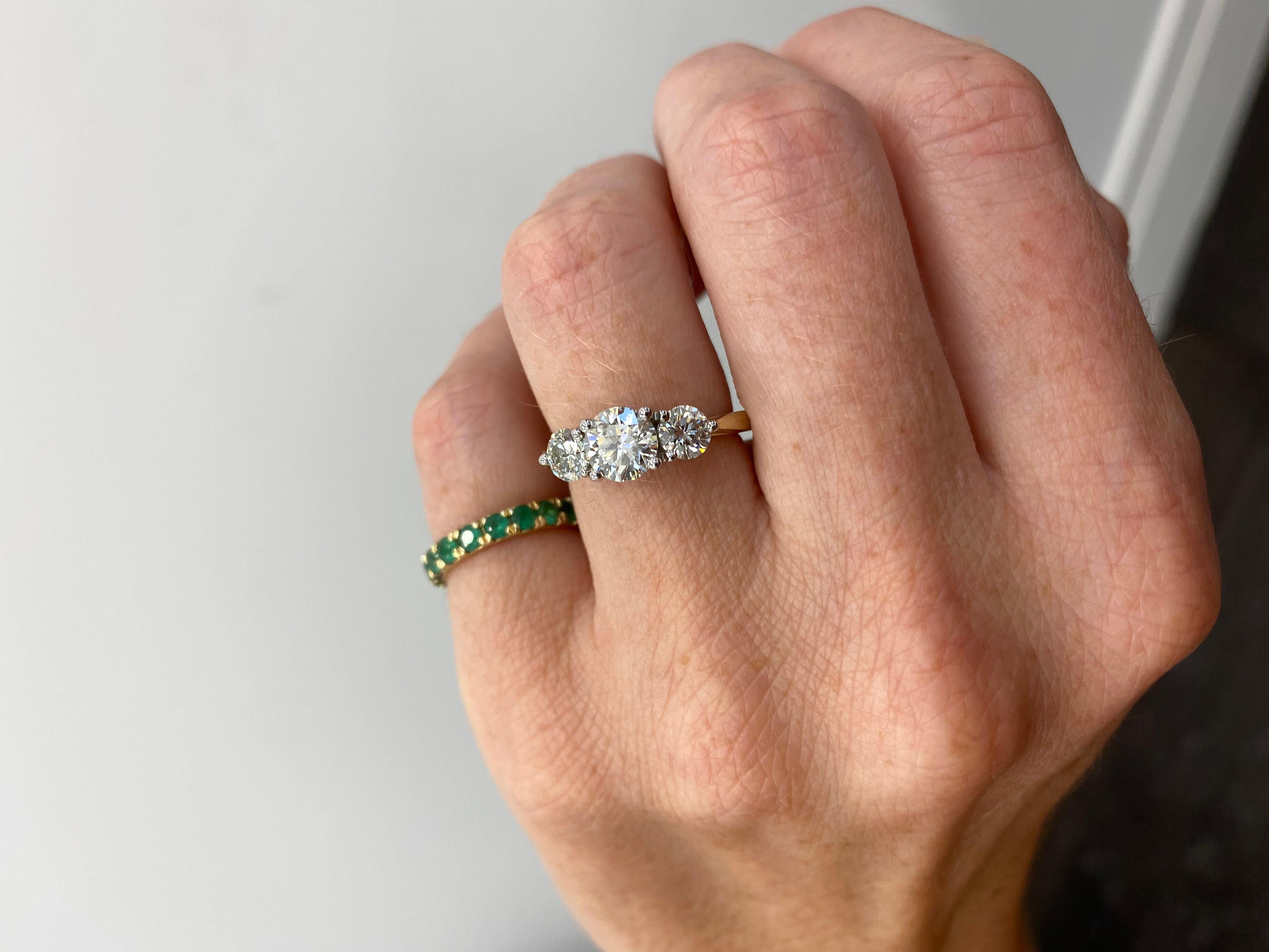 En venta: Anillo de compromiso de diamantes con 3 piedras Oro amarillo blanco 14k  3