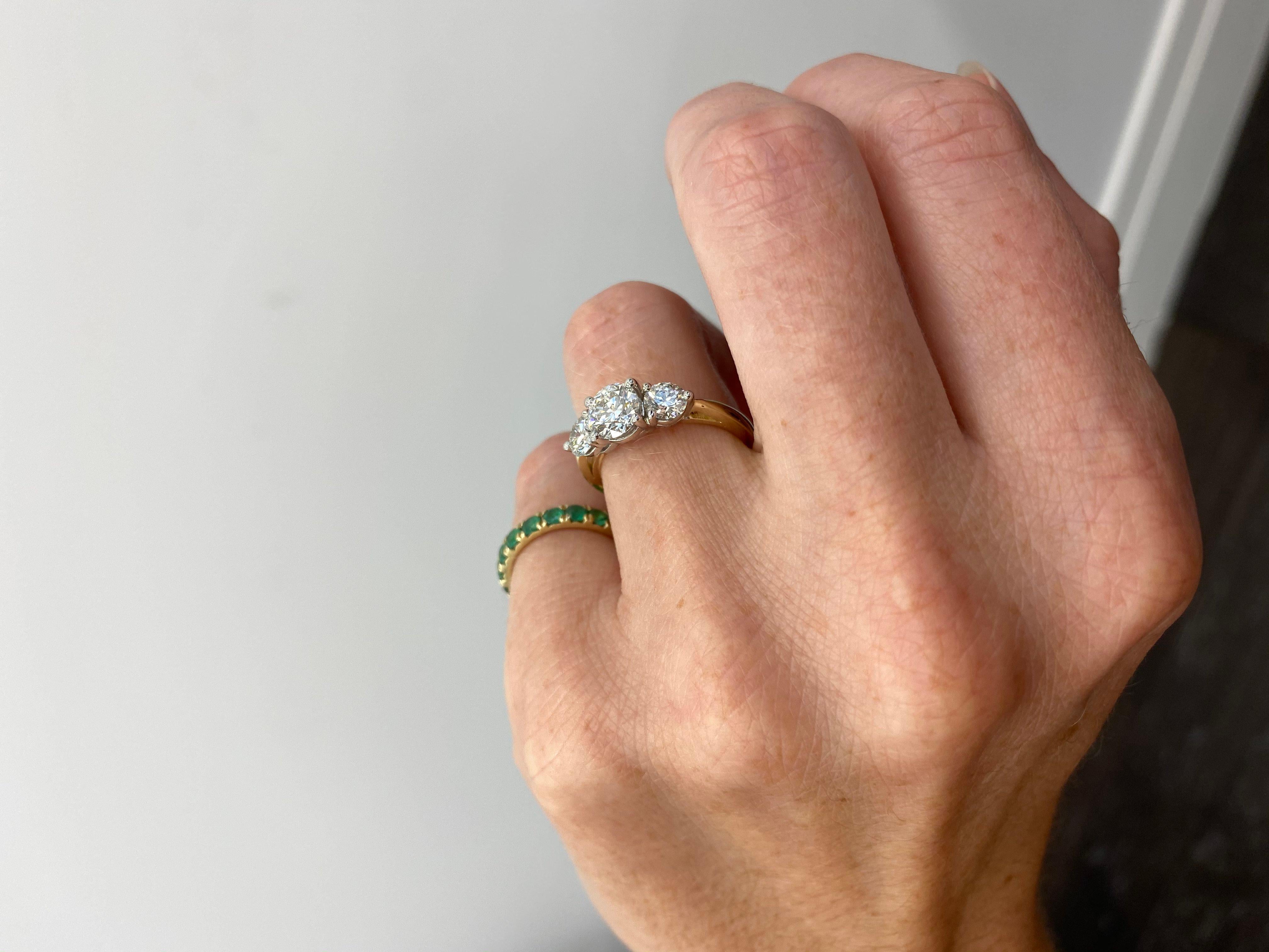 En venta: Anillo de compromiso de diamantes con 3 piedras Oro amarillo blanco 14k  4