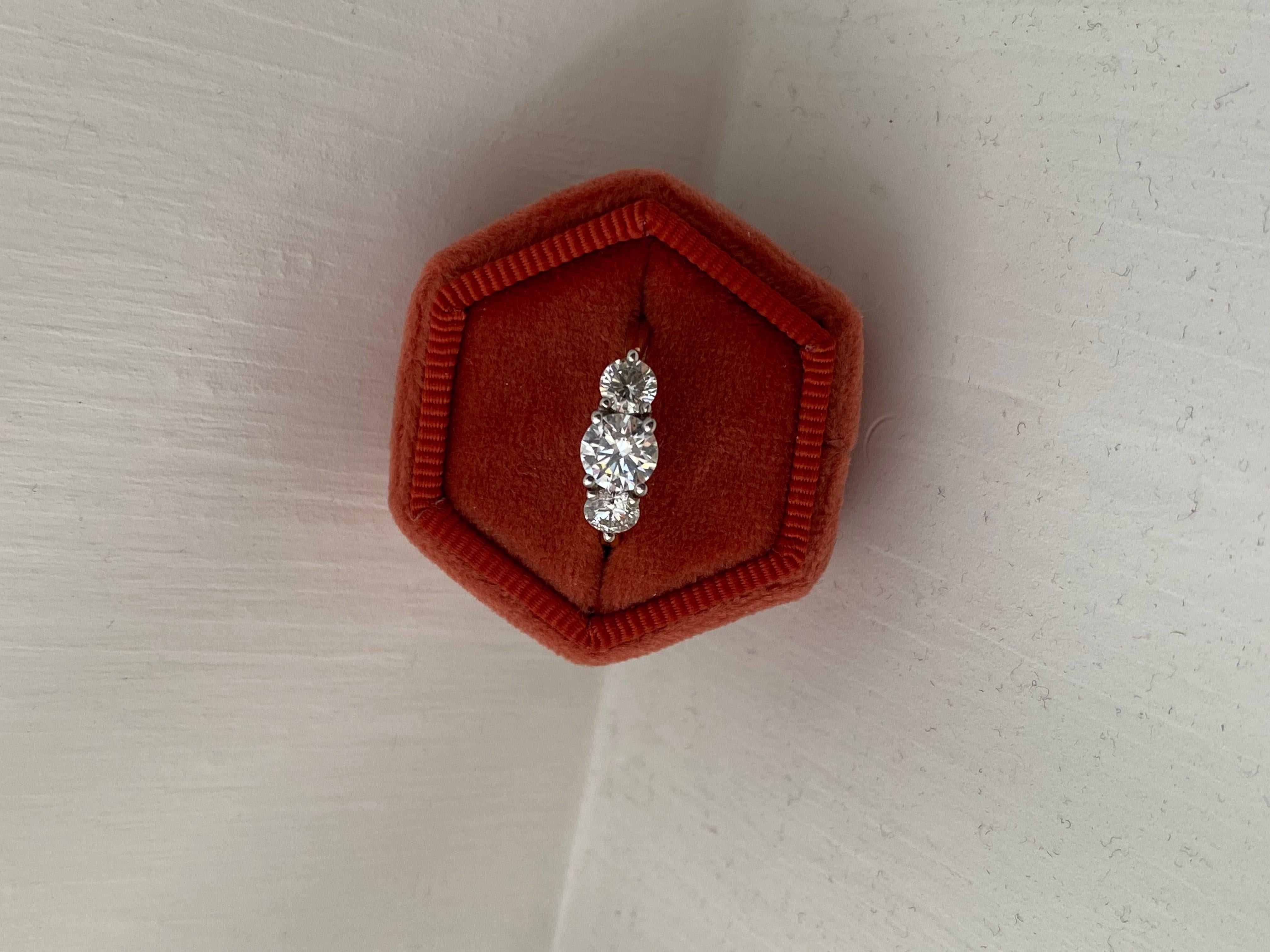 En venta: Anillo de compromiso de diamantes con 3 piedras Oro amarillo blanco 14k  5