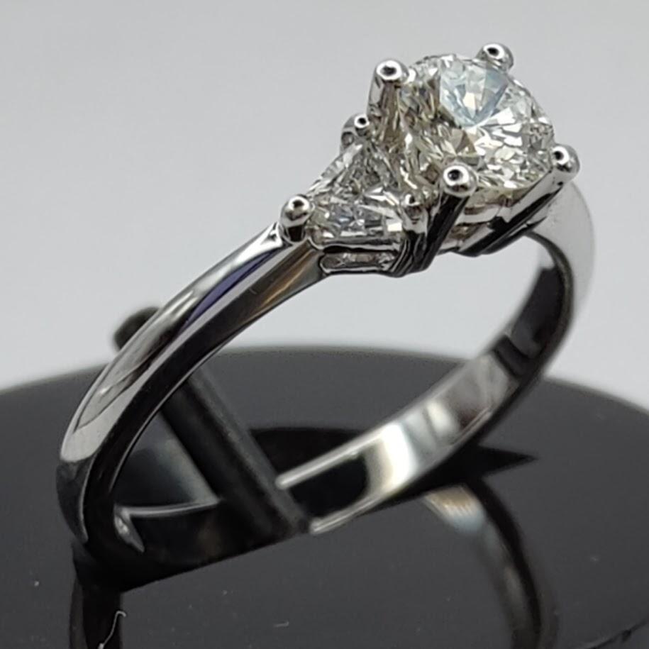 Contemporain Bague de fiançailles à 3 pierres en or blanc 18 carats et diamants en vente