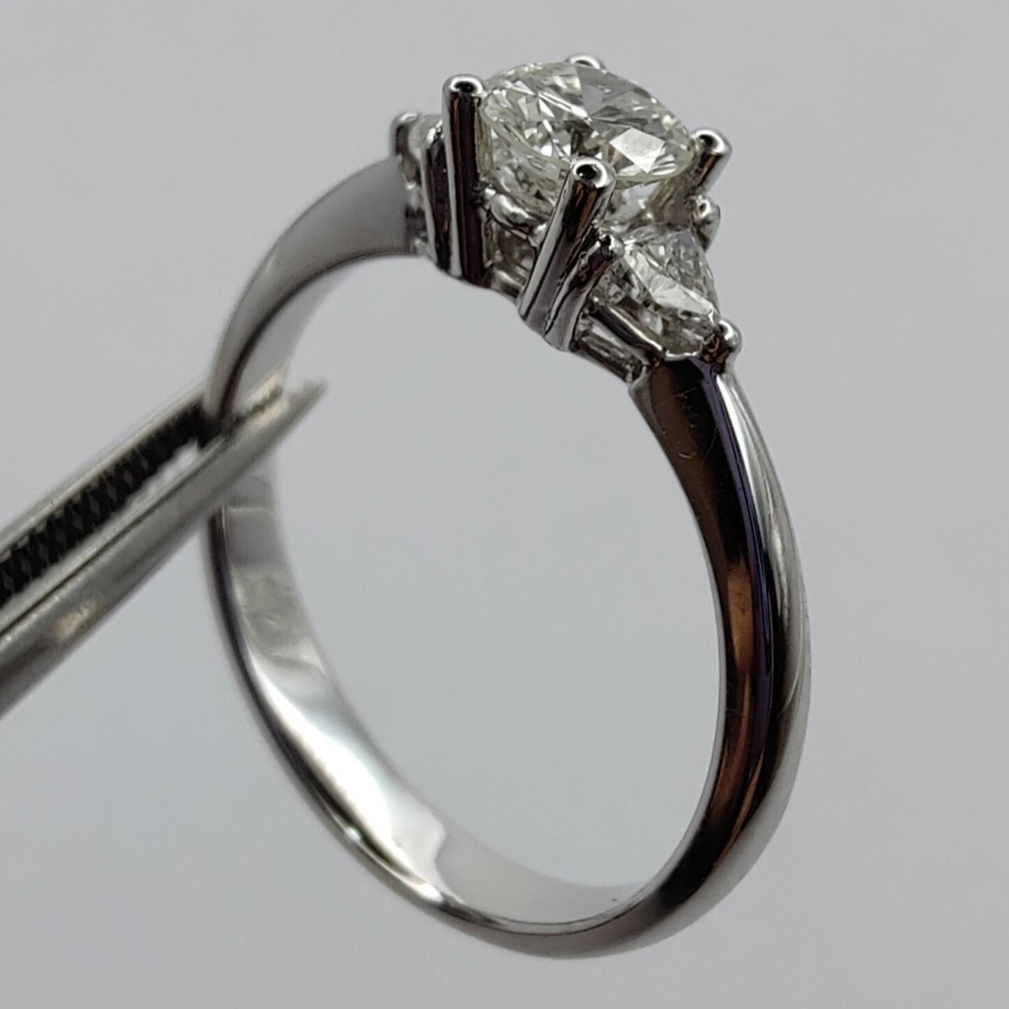 Bague de fiançailles à 3 pierres en or blanc 18 carats et diamants Pour femmes en vente