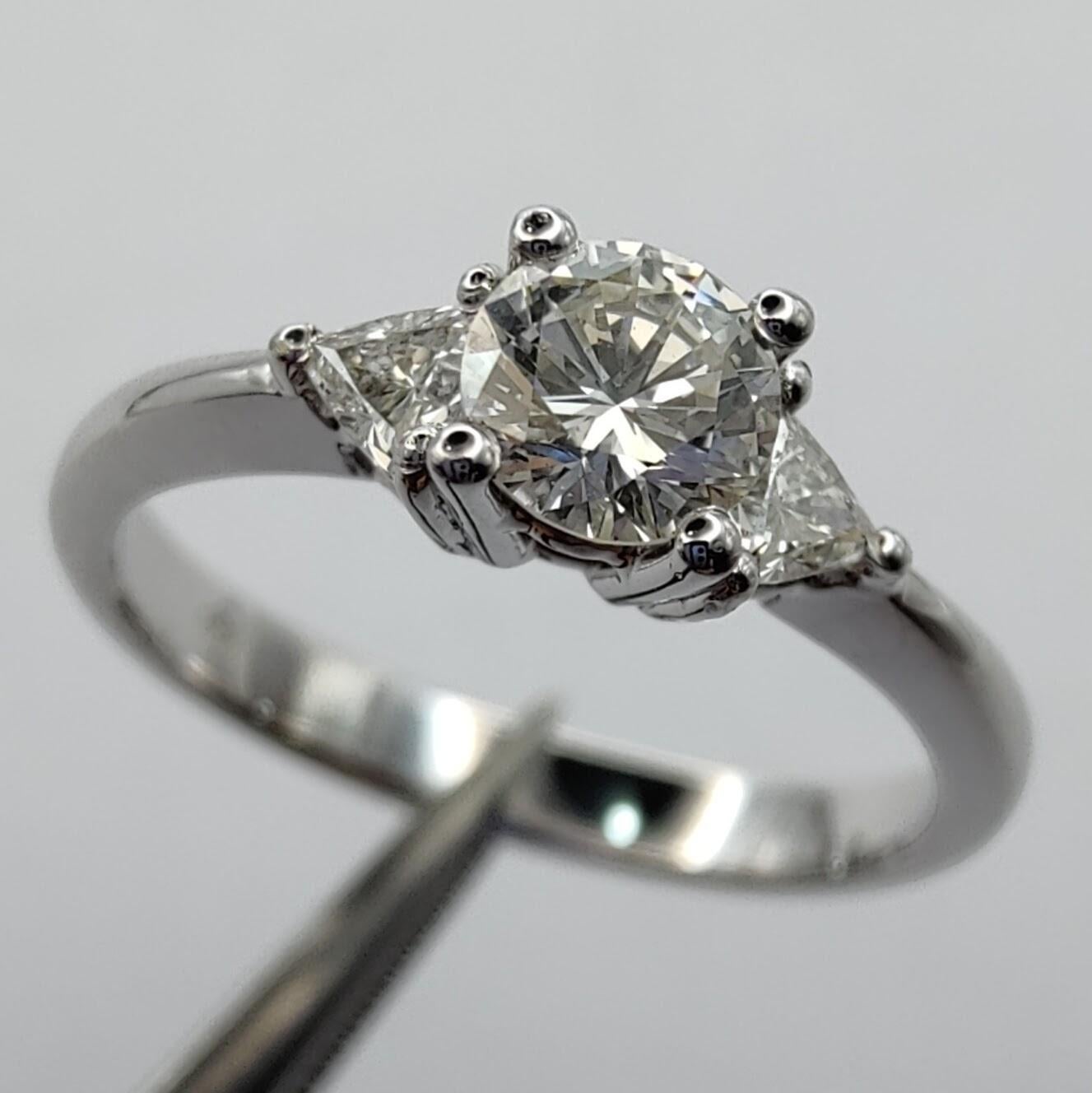 3-Stone Diamond Engagement Ring in 18K White Gold In New Condition For Sale In Wan Chai District, HK