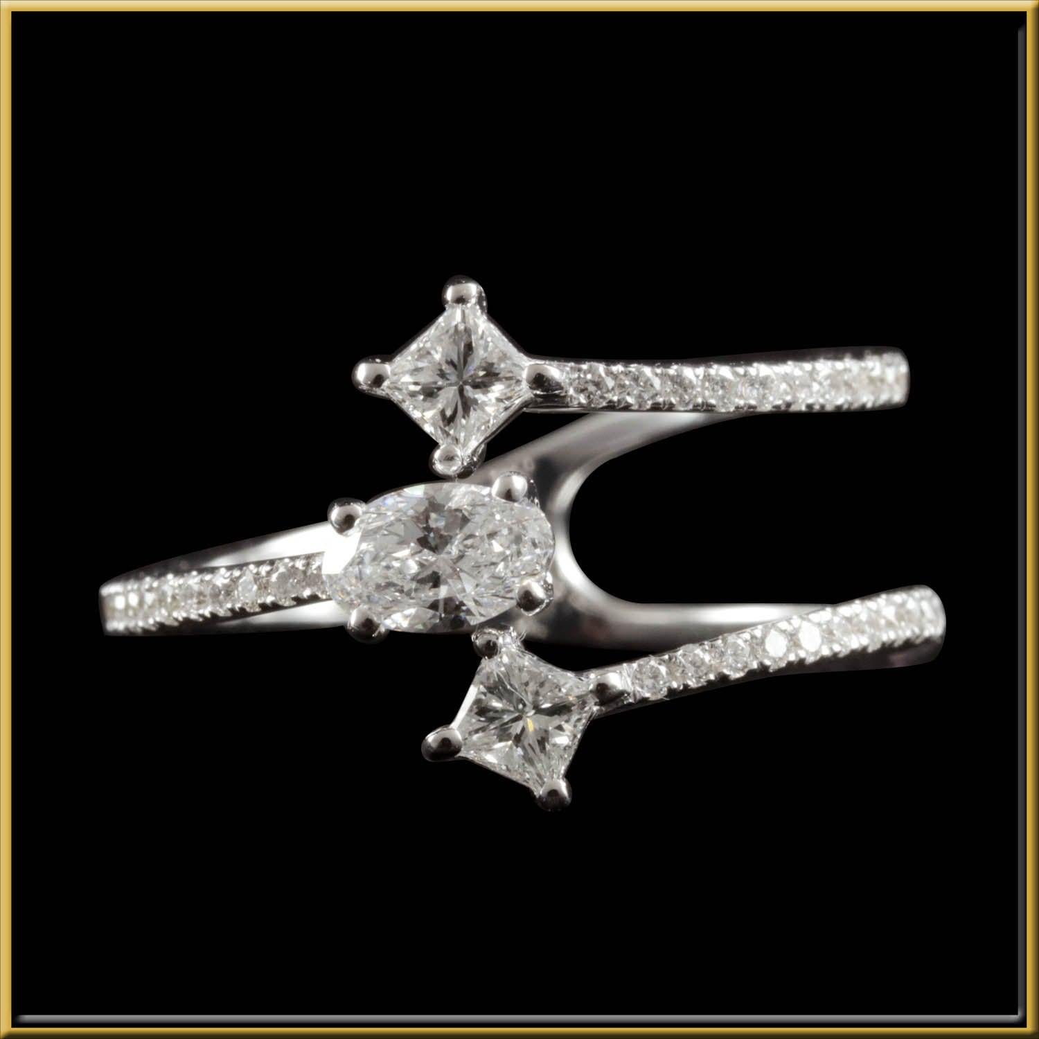 For Sale:  3-Stone Diamond Fashion Ring in 18 Karat Gold 3
