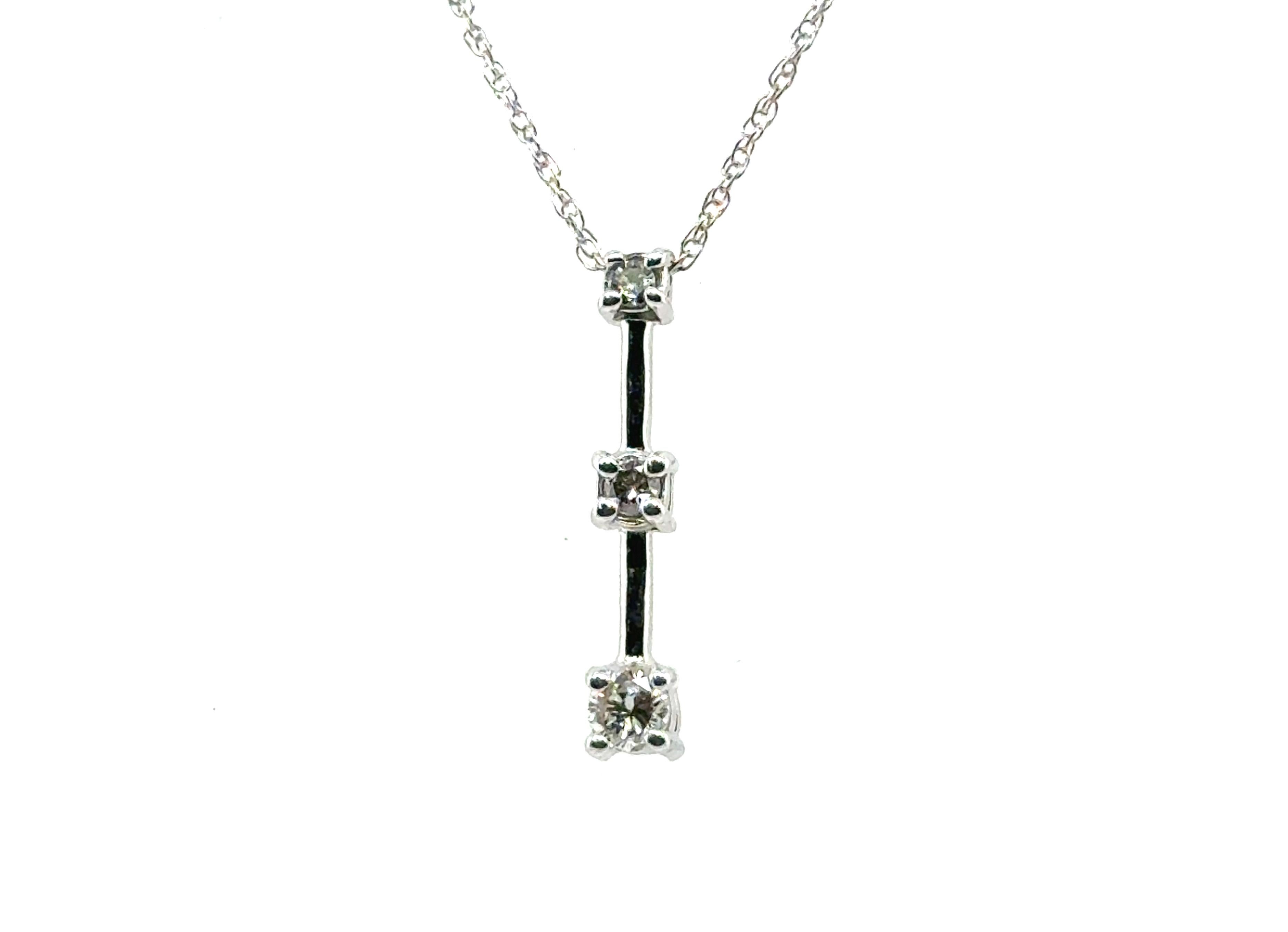 Ciondolo Viaggio con 3 pietre di diamante Anniversario estratto .25ct Collana 14K



Caratteristiche 3 diamanti rotondi taglio Brilliante, autentici e naturali, estratti dalla miniera.

Oltre 110 dollari di valore dell'oro

Ciondolo stile viaggio