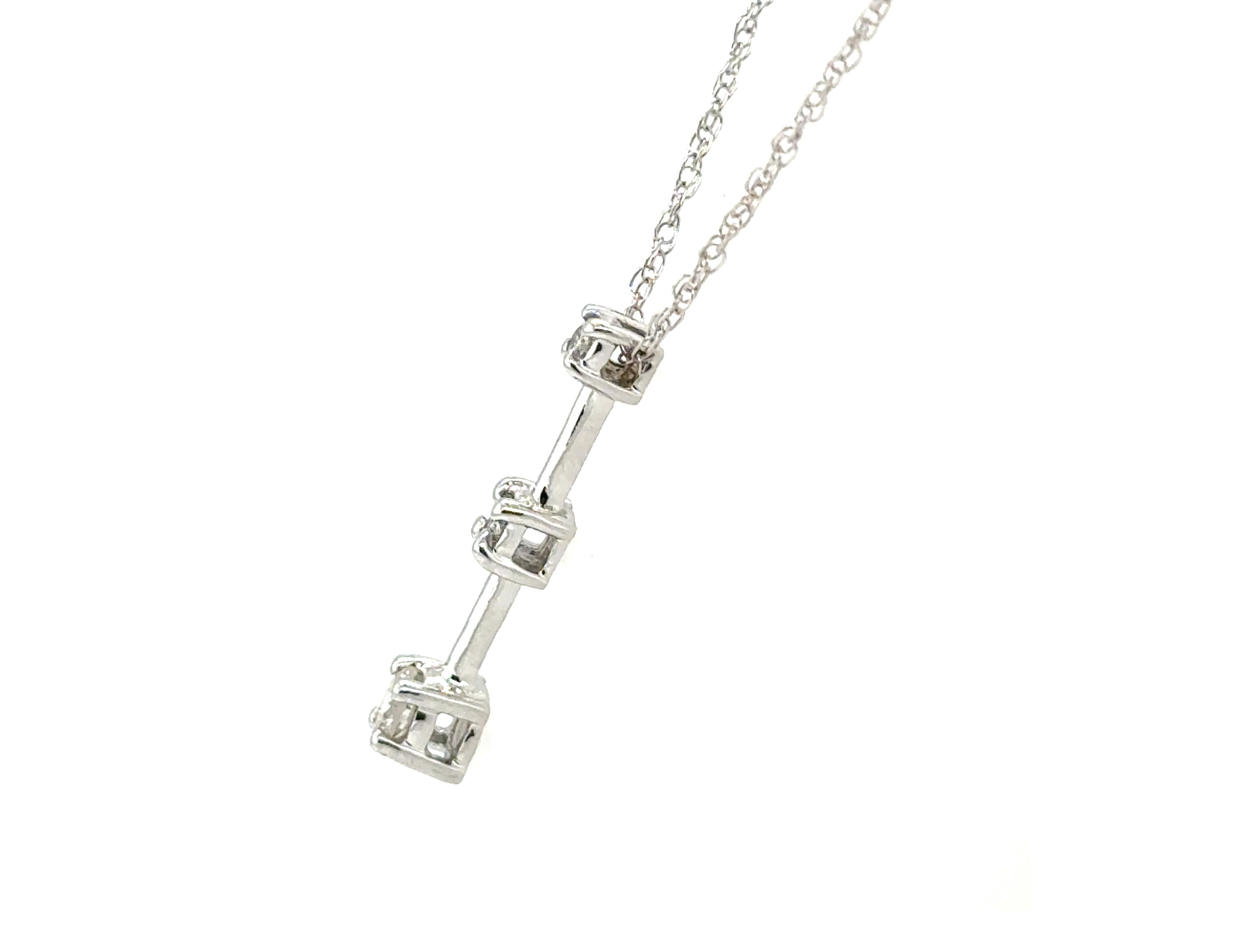 Taglio rotondo Ciondolo Viaggio con 3 pietre di diamante Anniversario estratto .25ct Collana 14K in vendita