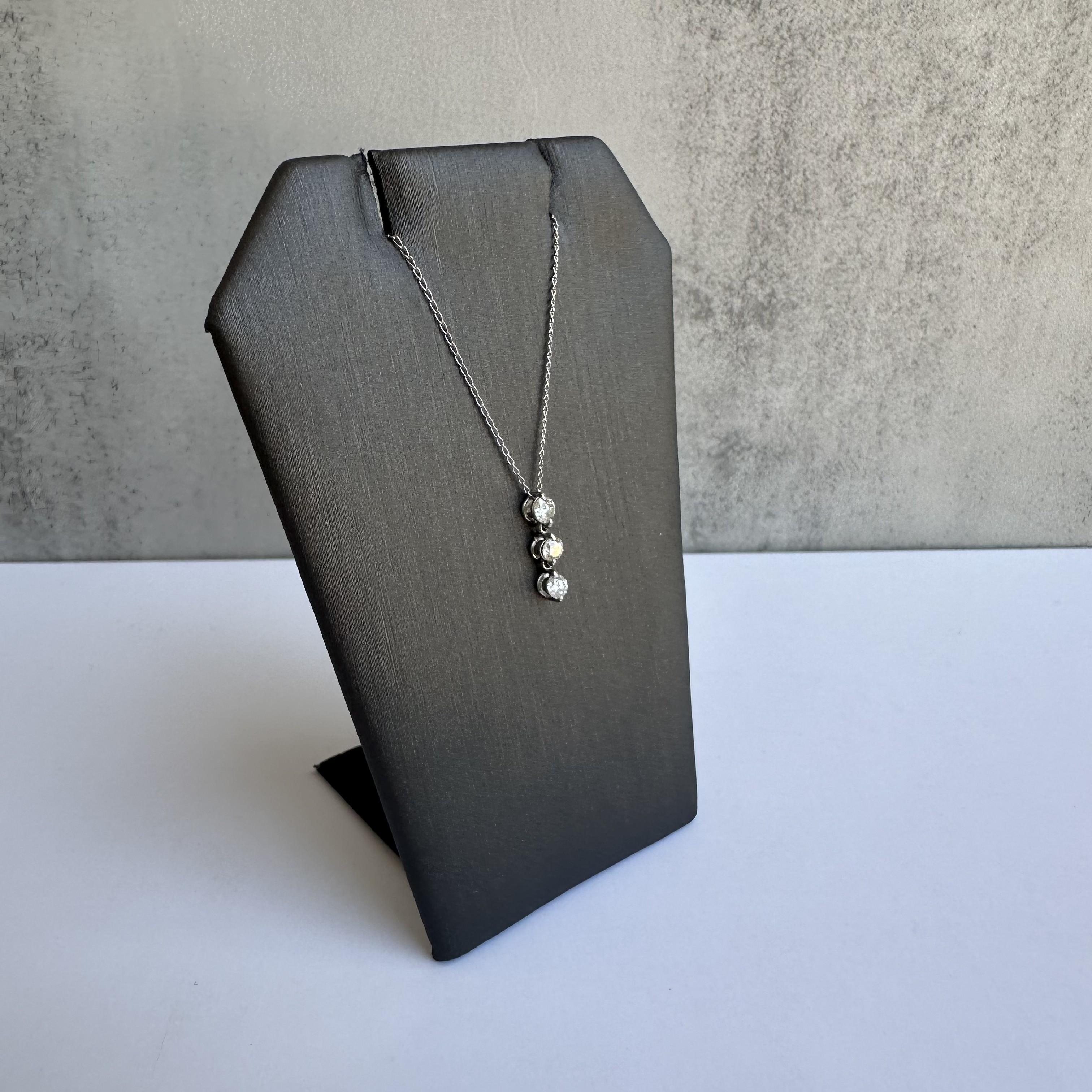 Erweitern Sie Ihre Schmucksammlung mit dieser exquisiten 3-Stein-Diamant-Halskette aus Platin. Mit 0,30 Karat natürlichen runden HI SI-Diamanten kombiniert diese Halskette zeitlose Schönheit mit moderner Eleganz, perfekt für jeden