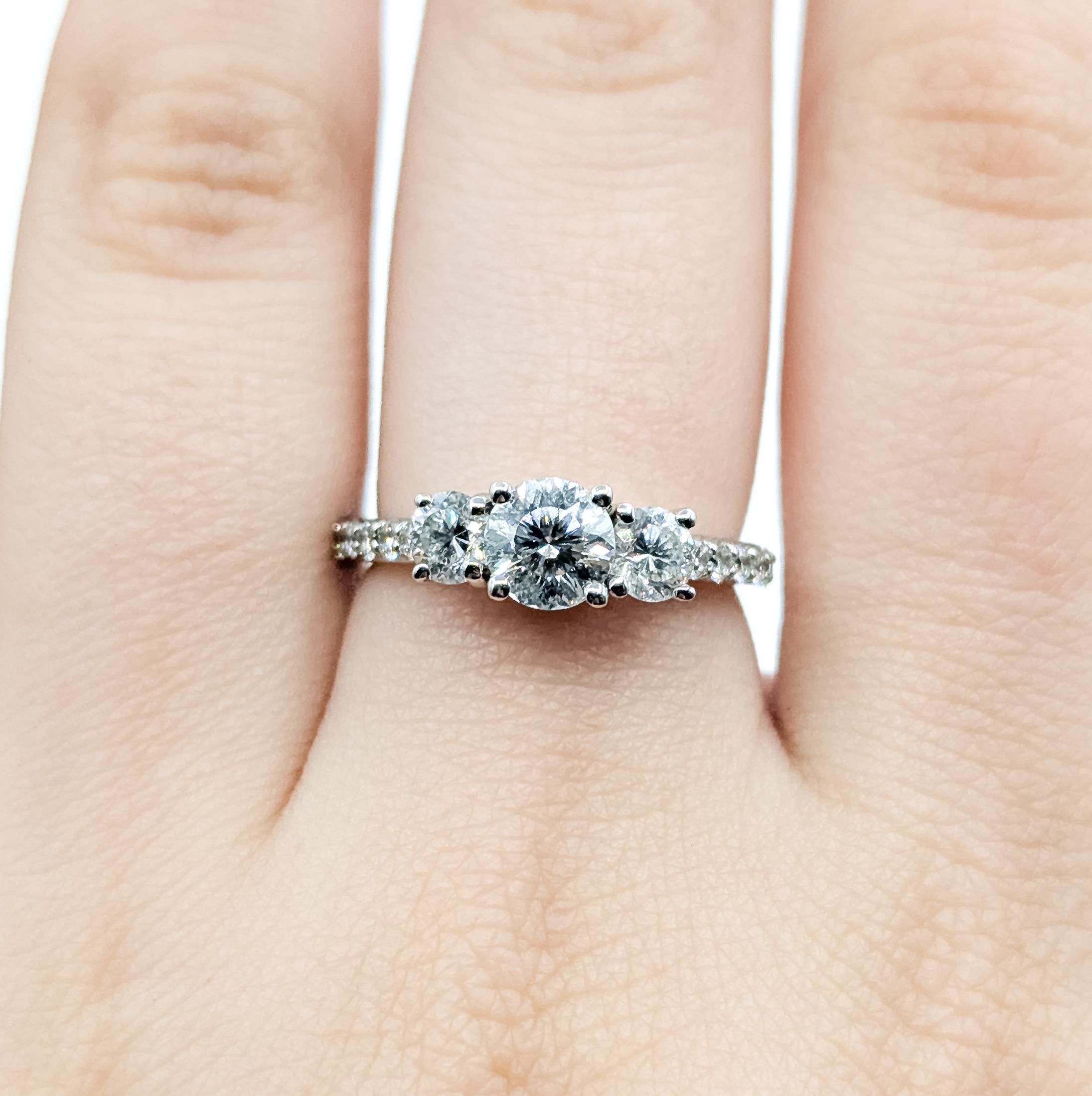 Donna Anello con 3 pietre e diamanti in oro bianco 14k in vendita