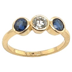 3-Stone Diamond Ring, Set With 1 Round Brilliant Diamonds & 2 Sapphires