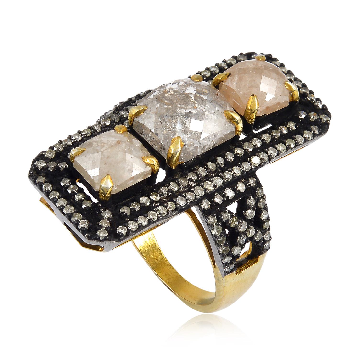 Taglio misto Anello con 3 pietre di diamante circondate da pavé di diamanti in oro e argento in vendita