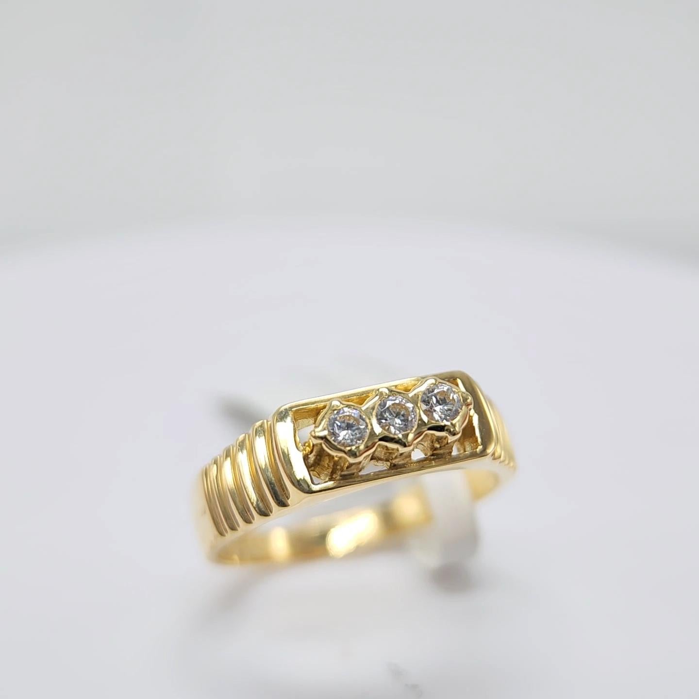 3 stone diamond vintage ring in 18K yellow  gold For Sale 7