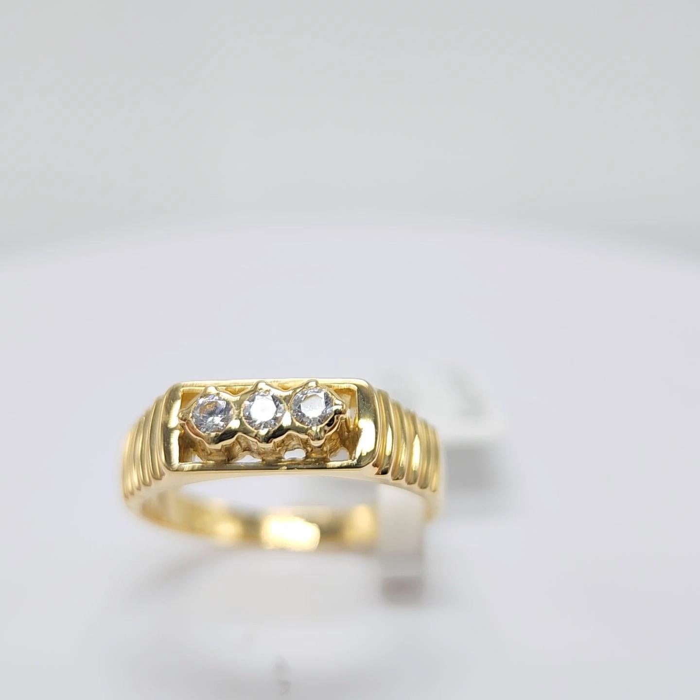 3 stone diamond vintage ring in 18K yellow  gold For Sale 8