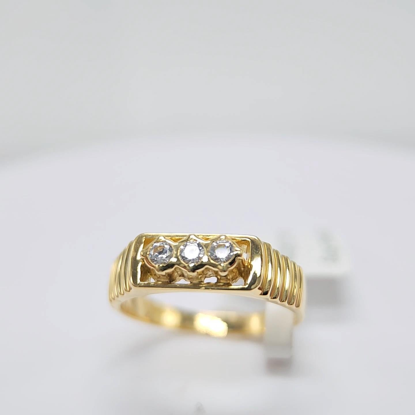 3 stone diamond vintage ring in 18K yellow  gold For Sale 9