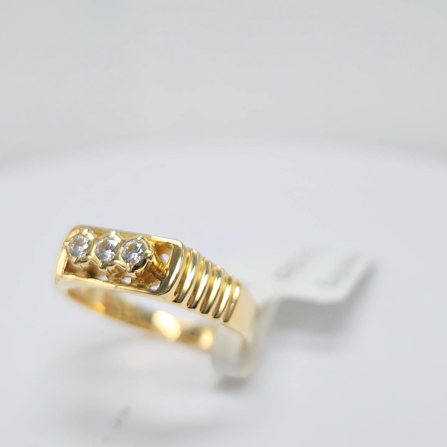 3 stone diamond vintage ring in 18K yellow  gold For Sale 10