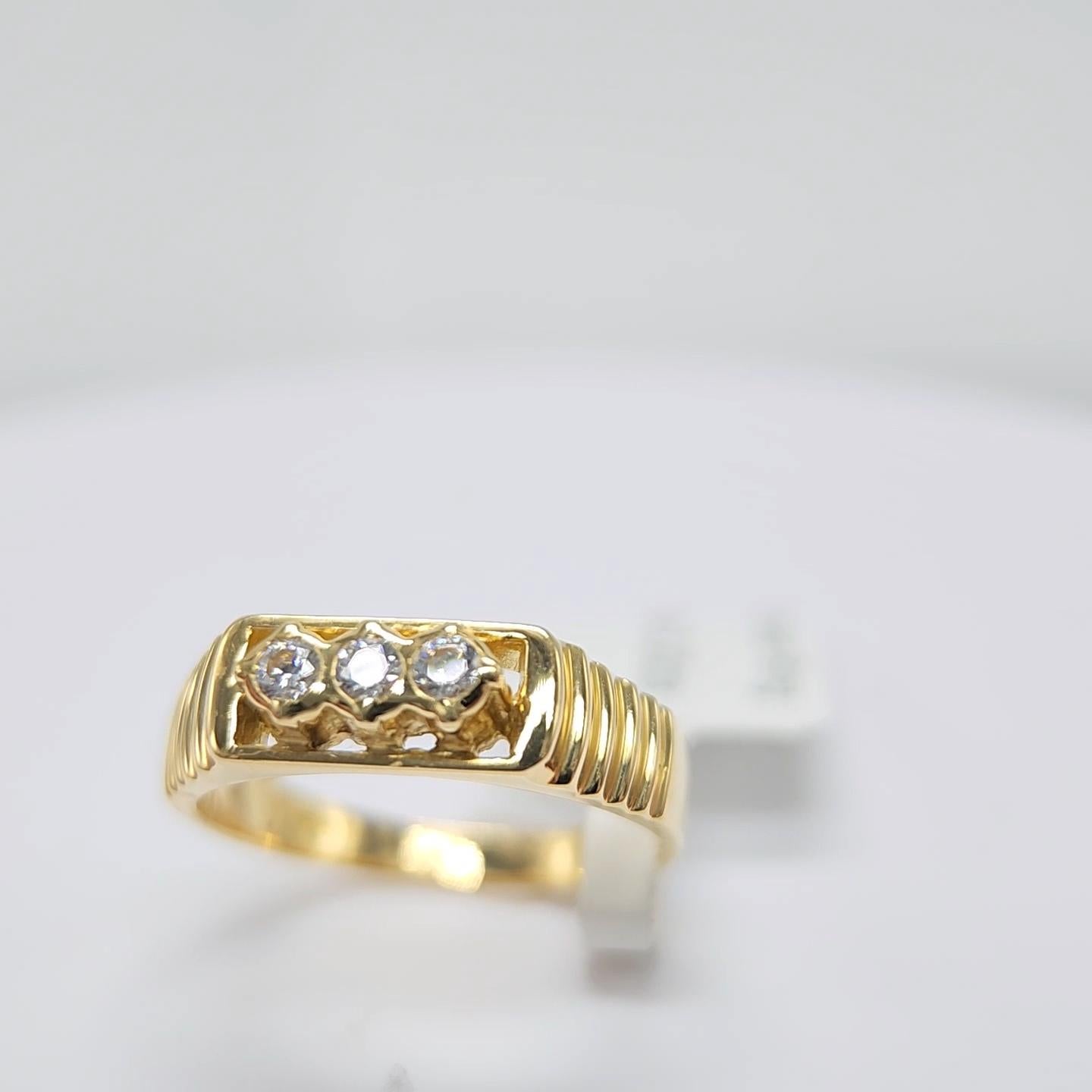 3 stone diamond vintage ring in 18K yellow  gold For Sale 11