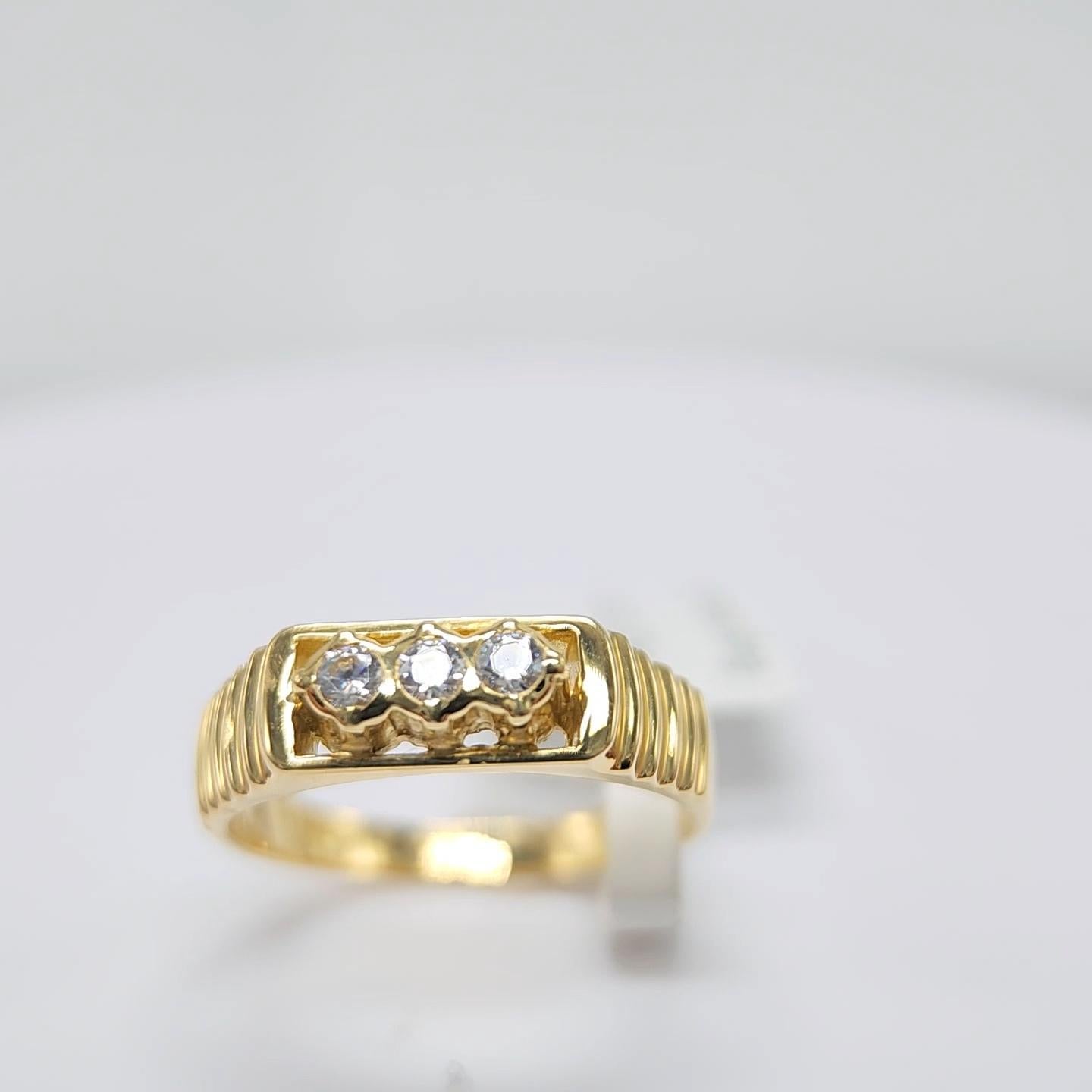 3 stone diamond vintage ring in 18K yellow  gold For Sale 12