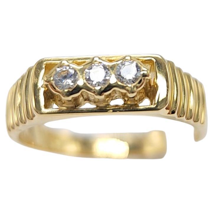 3 stone diamond vintage ring in 18K yellow  gold In New Condition For Sale In Brooklyn, NY