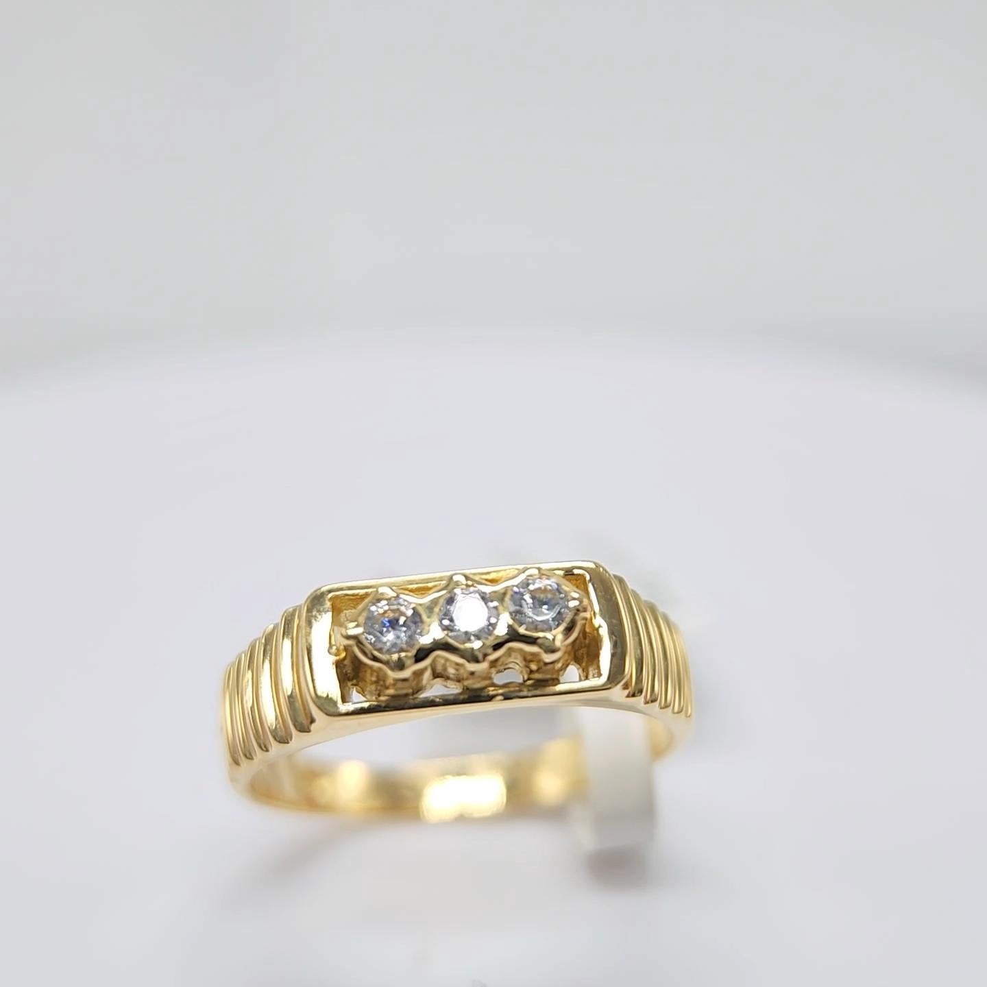 Women's or Men's 3 stone diamond vintage ring in 18K yellow  gold For Sale
