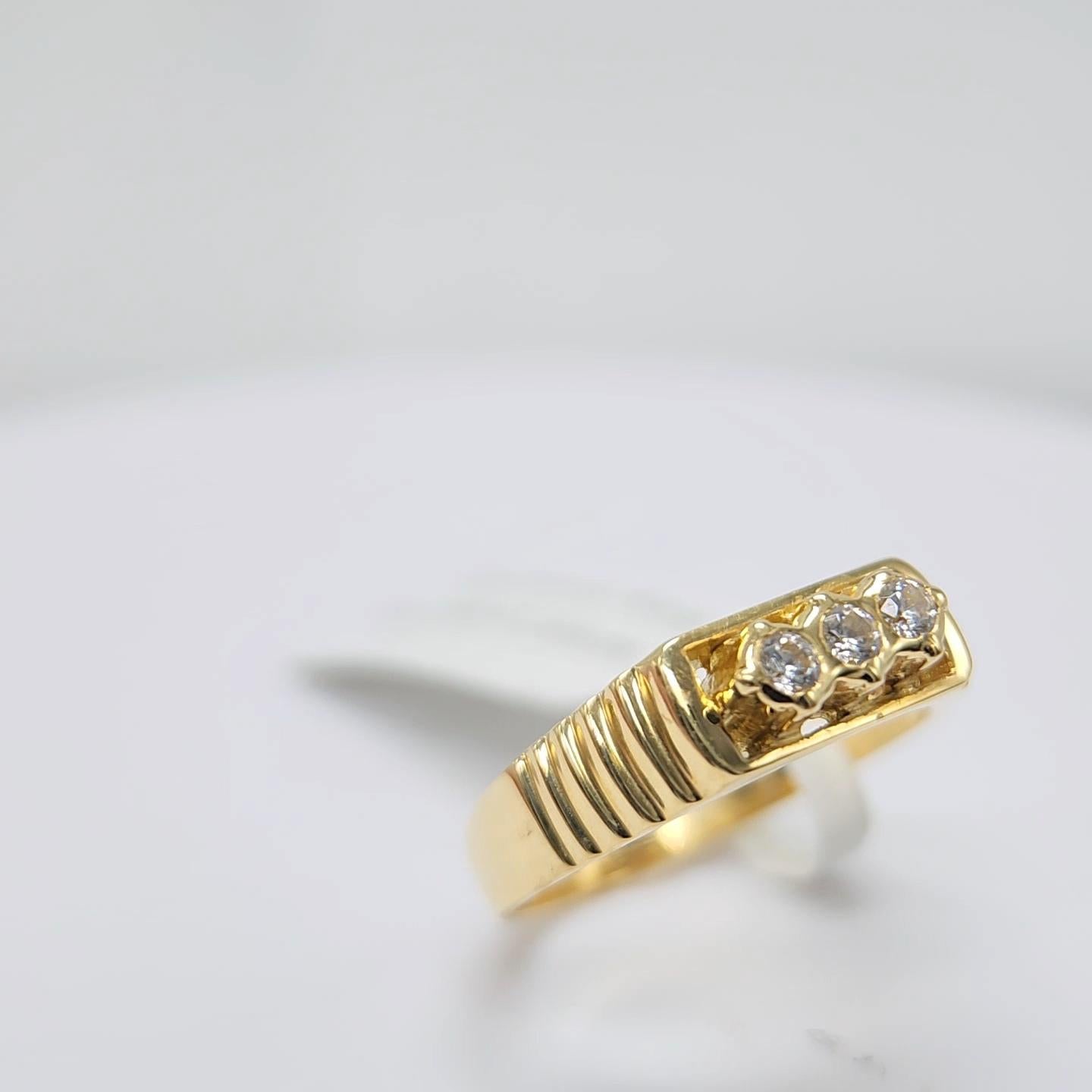 3 stone diamond vintage ring in 18K yellow  gold For Sale 1