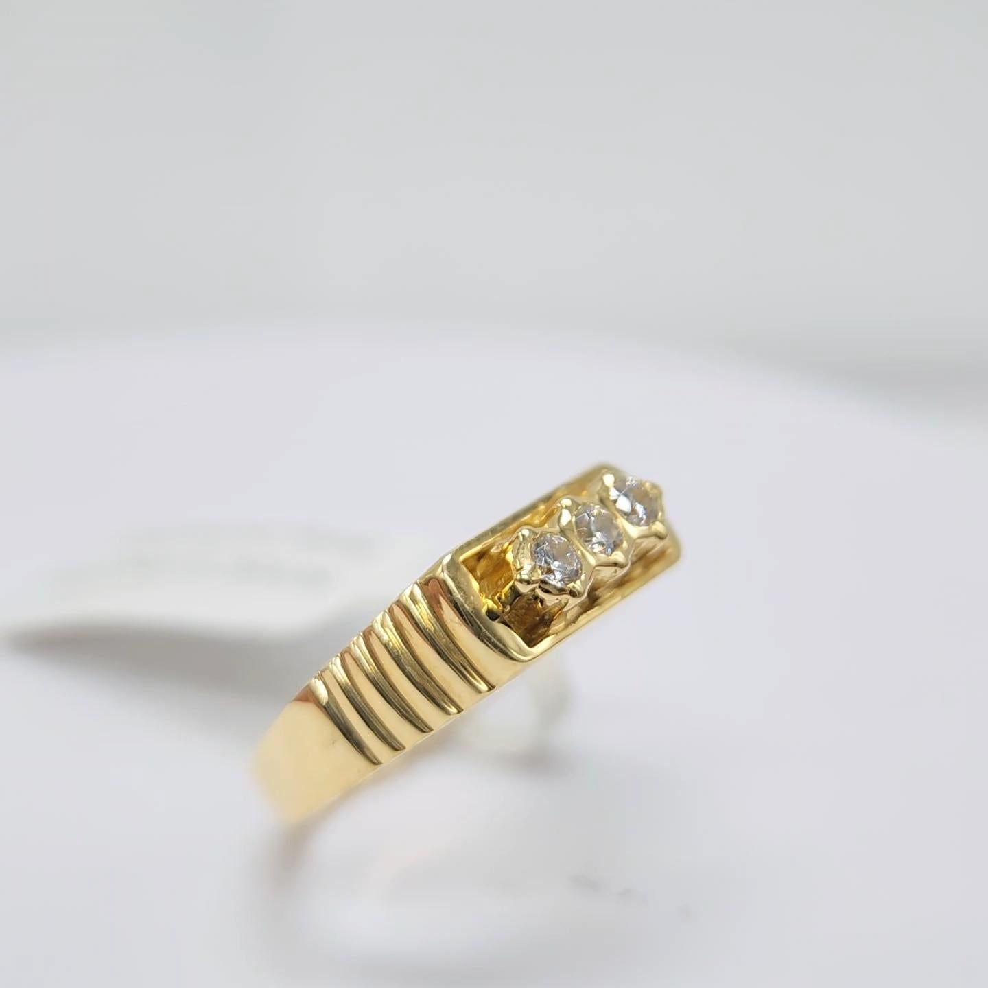 3 stone diamond vintage ring in 18K yellow  gold For Sale 2