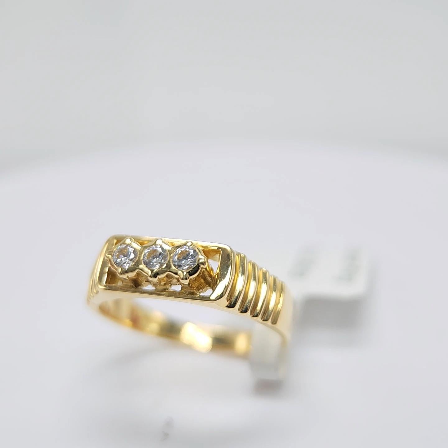 3 stone diamond vintage ring in 18K yellow  gold For Sale 3